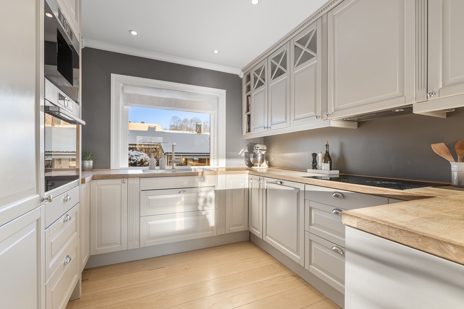 Det er integrerte hvitevarer fra Bosch som består av kjøl/fryseskap, oppvaskmaskin, platetopp (2026), kaffemaskin, vinskap og stekeovn. Galleribilde