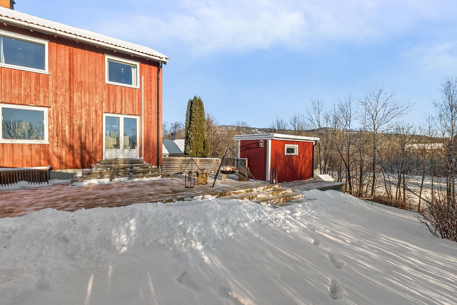 Boligen ligger med noe overhøyde og uteområdende oppleves luftige og solrike. Galleribilde