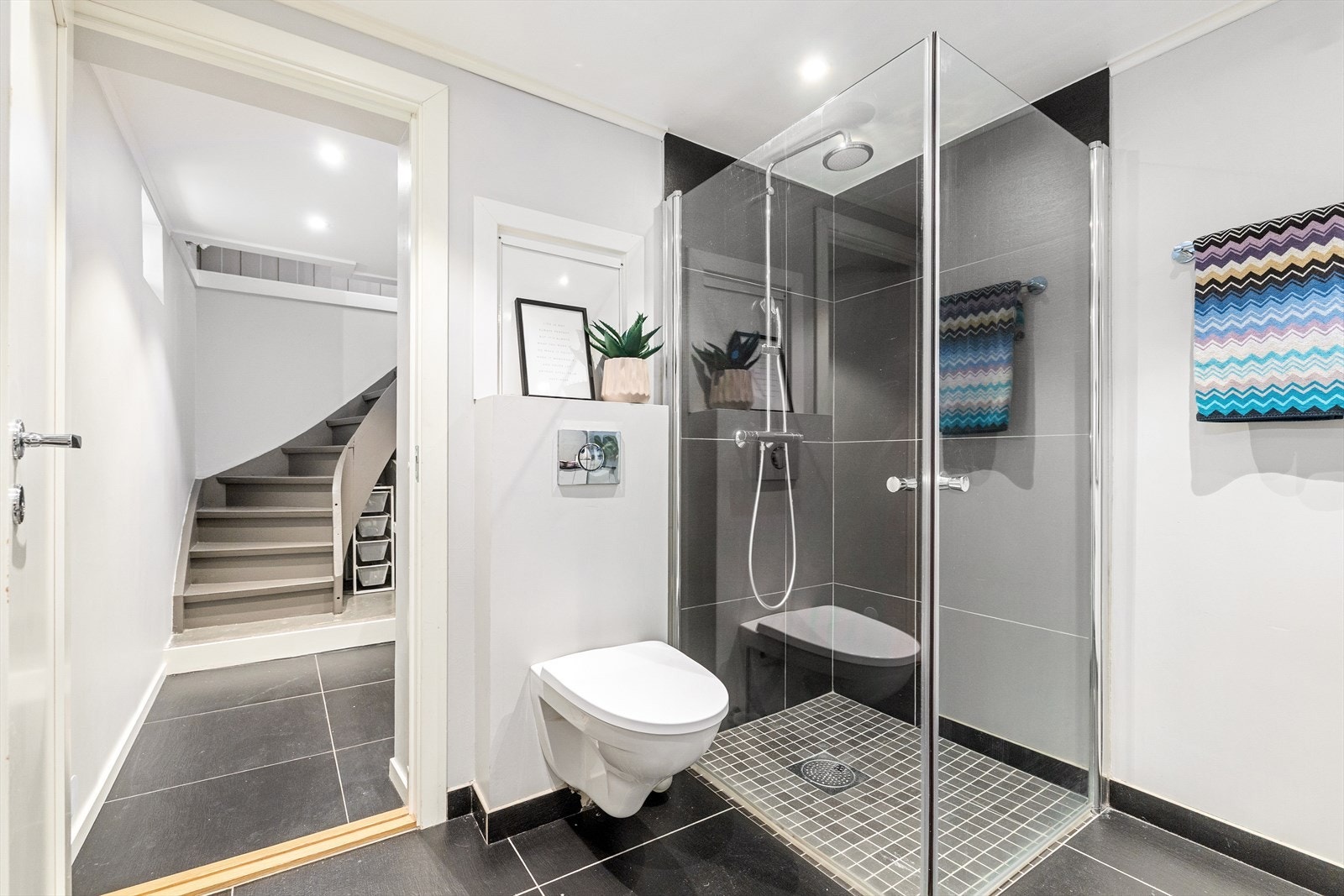 Utstyrt med dusjhjørne med innfellbare dusjdører og veggmontert toalett. Mekanisk avtrekk og opplegg for vaskemaskin/tørketrommel. Galleribilde