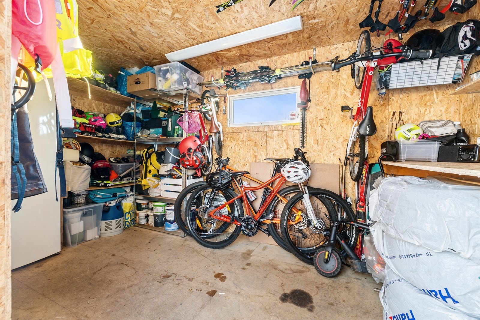 Frittstående utebod på ca. 9 kvm. Perfekt for lagring av dekk, sykler, ski og akebrett. Galleribilde