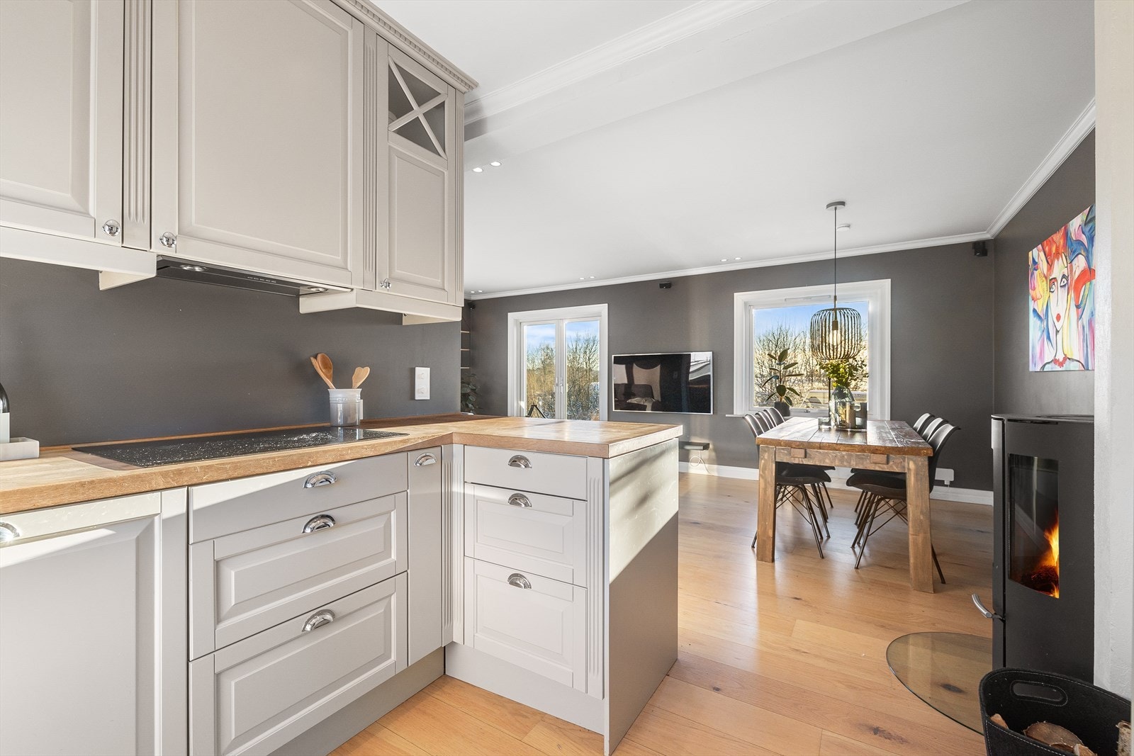 Kjøkkenet har en åpen, men likevel skjermet og god plassering i etasjen. Galleribilde