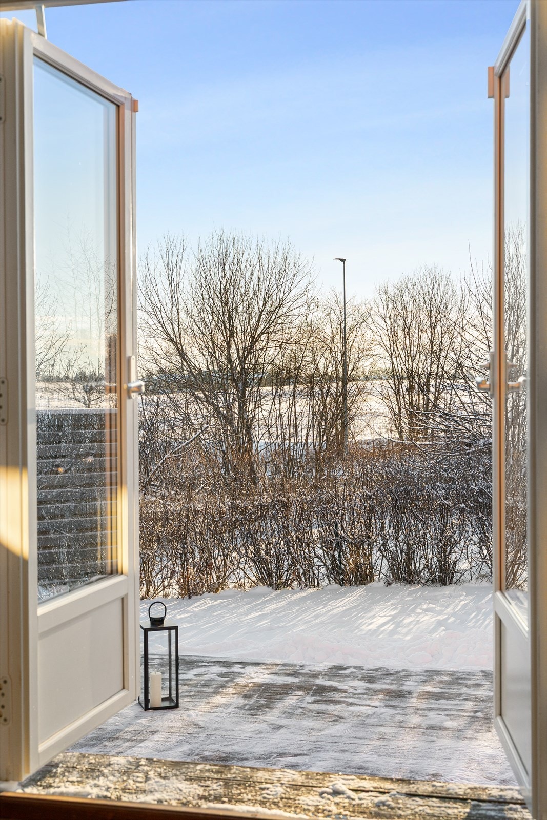 Ved tilstrekkelig snøfall, har man ski inn / ski out over åkeren og inn i Bærumsmarka. Galleribilde