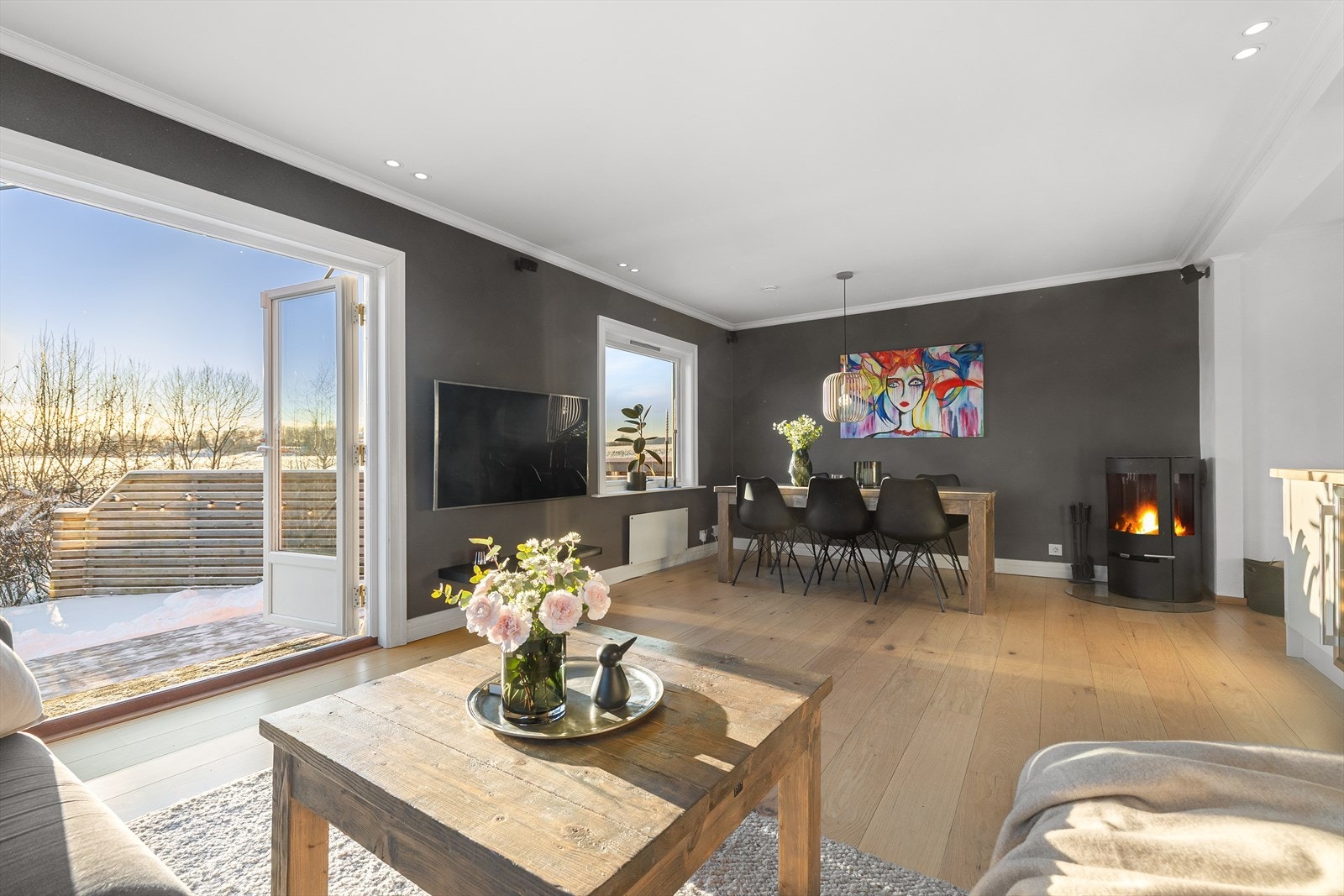 Stuen har delikate overflater som ble pusset opp i 2016, og består av pen en-stavs eikeparkett, vegger i tidsriktig fargetone og downlights i himling. Galleribilde