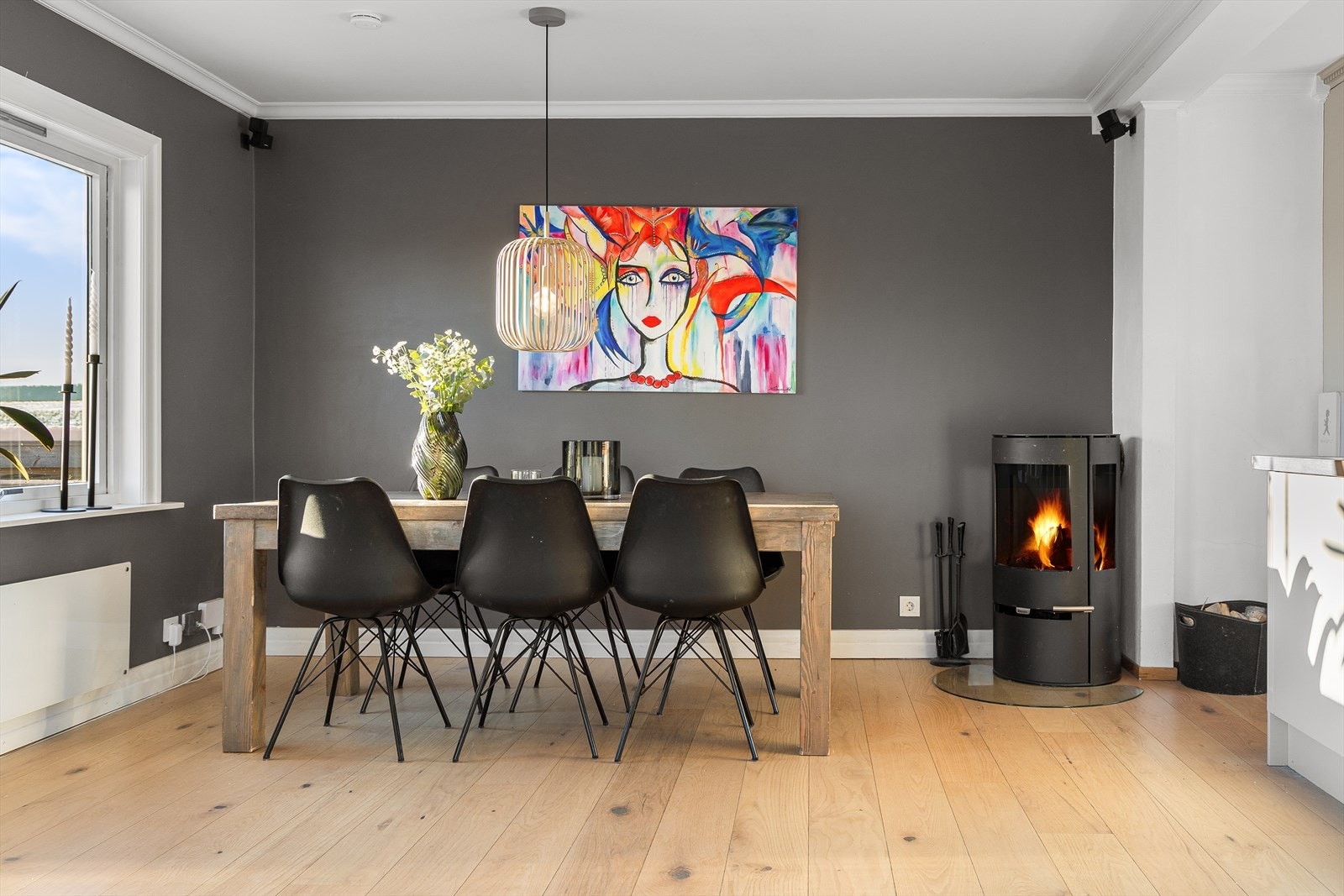 Ved kjøkkenet er det god plass til stor spisegruppe. Rentbrennende peisovn som varmer godt på kalde vinterdager. Galleribilde