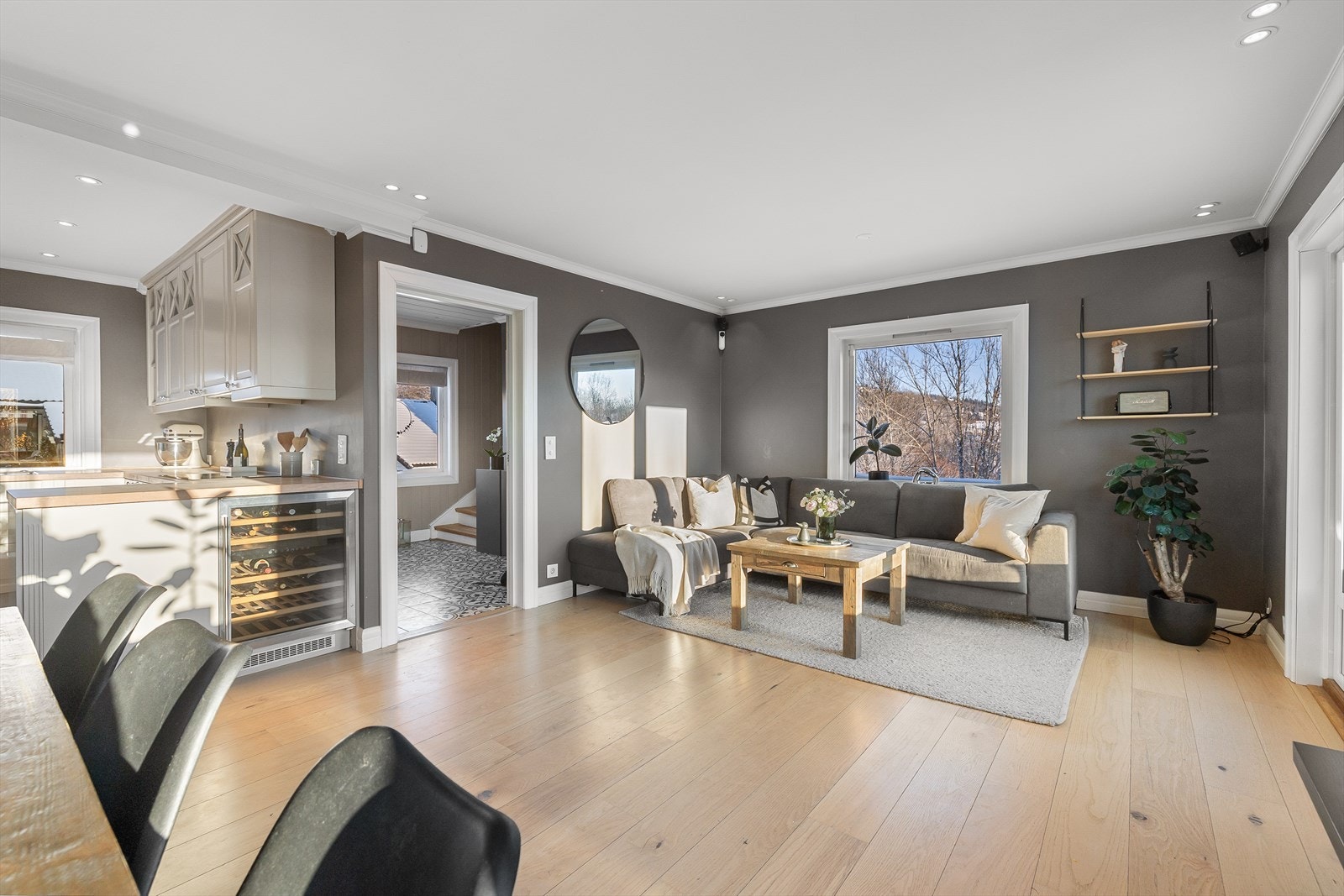 Boligen har en romslig, flott og gjennomført stue med utgang til hage og fint utsyn. Galleribilde