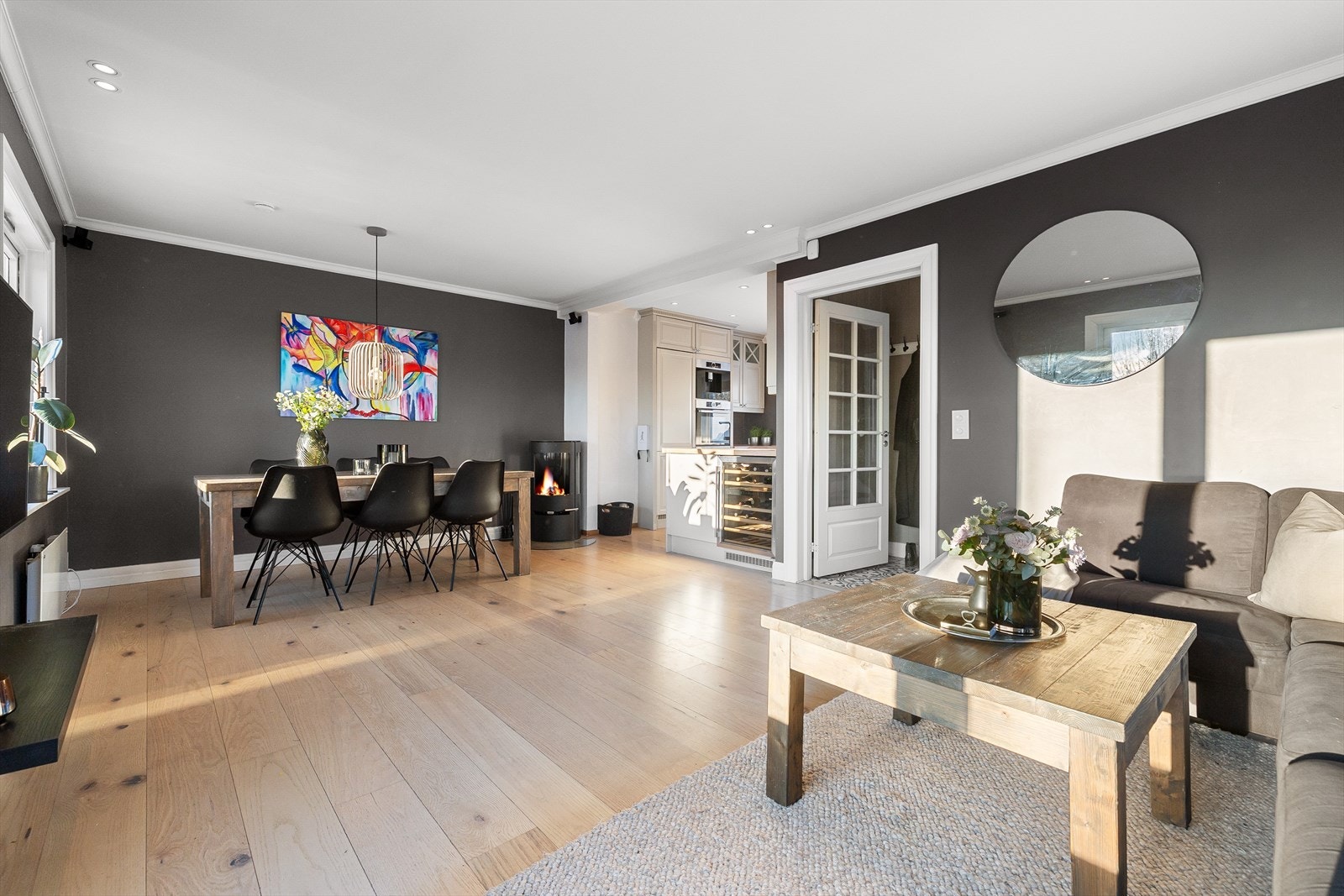 Planløsningen er svært god og gjør det enkelt å innrede i flere soner. Galleribilde