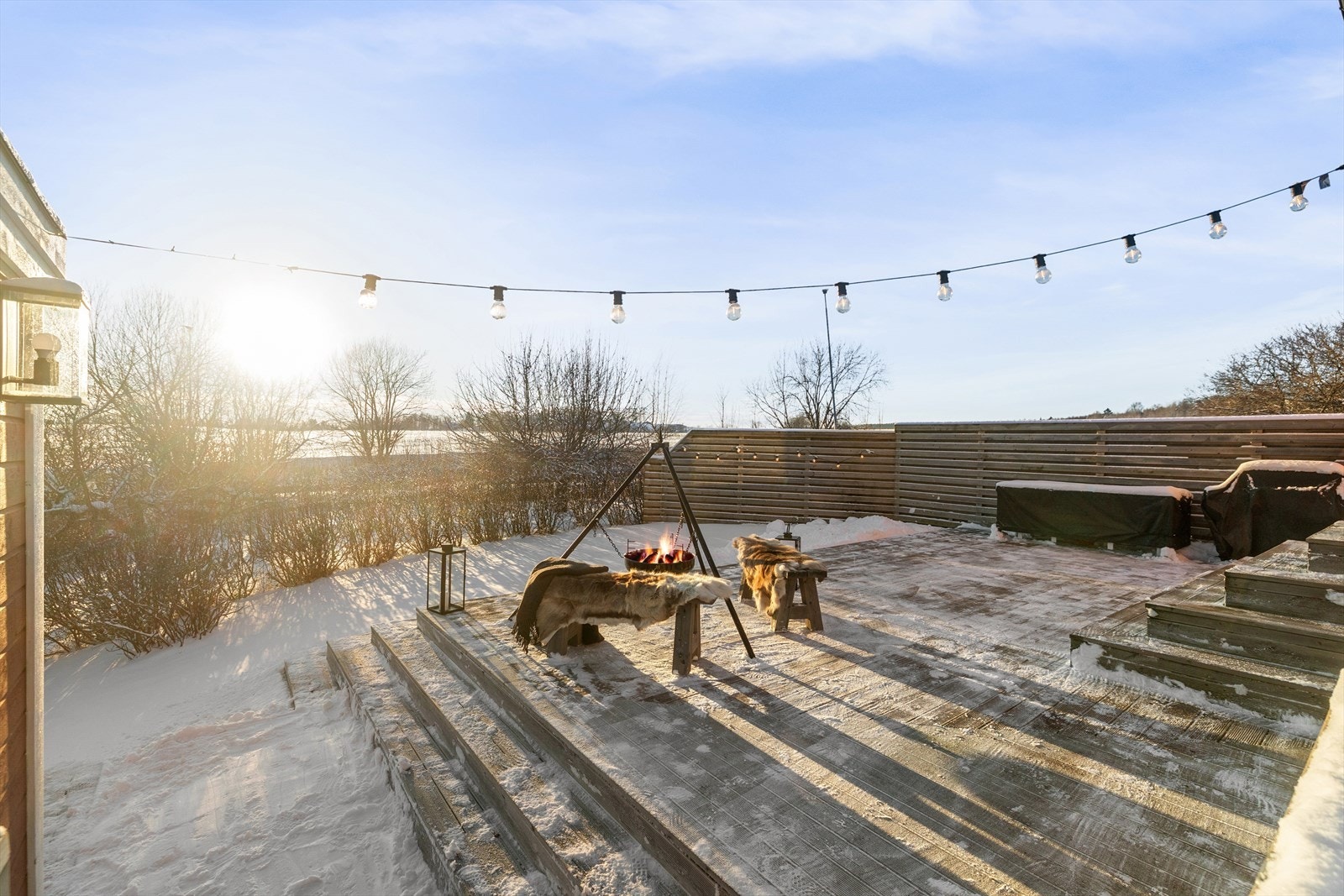 Uteplassen oppleves skjermet, privat og naturlig delt mellom enhetene. Galleribilde