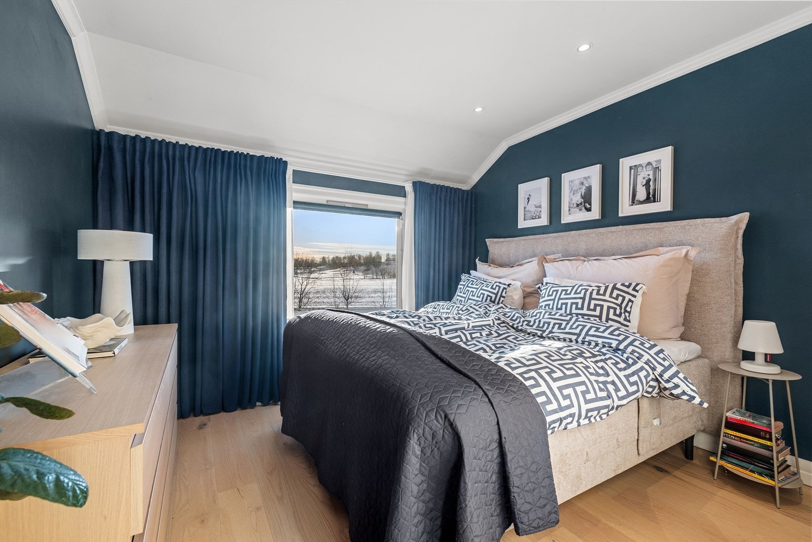 Stort, innbydende hovedsoverom med god plass til dobbeltseng med tilhørende nattbord på hver side. Galleribilde