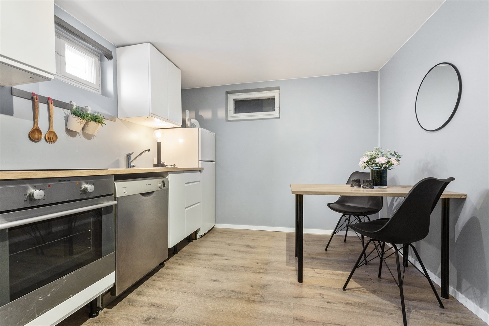 Hybeldel - Praktisk kjøkken med glatte, lyse fronter og benkeplate i laminat. Galleribilde