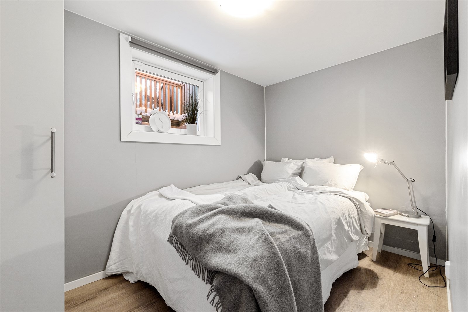 Hybeldel - Soverom med plass til dobbeltseng og nattbord. Galleribilde