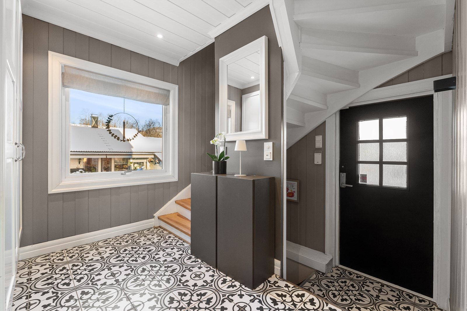 I boligen kommer du inn i en romslig entré som gir et godt førsteinntrykk. Galleribilde