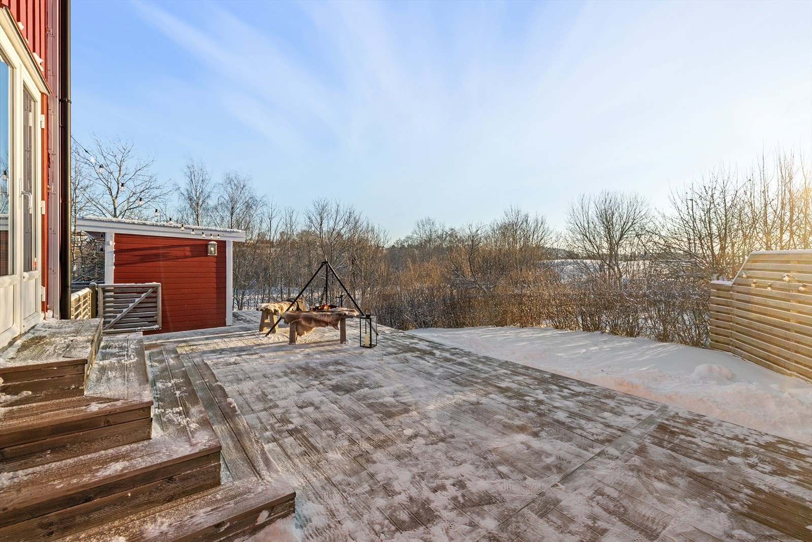 Her har du en stor, solrik terrasse på 46 kvm. med god plass til flere sittegrupper, grill og beplantning. Galleribilde