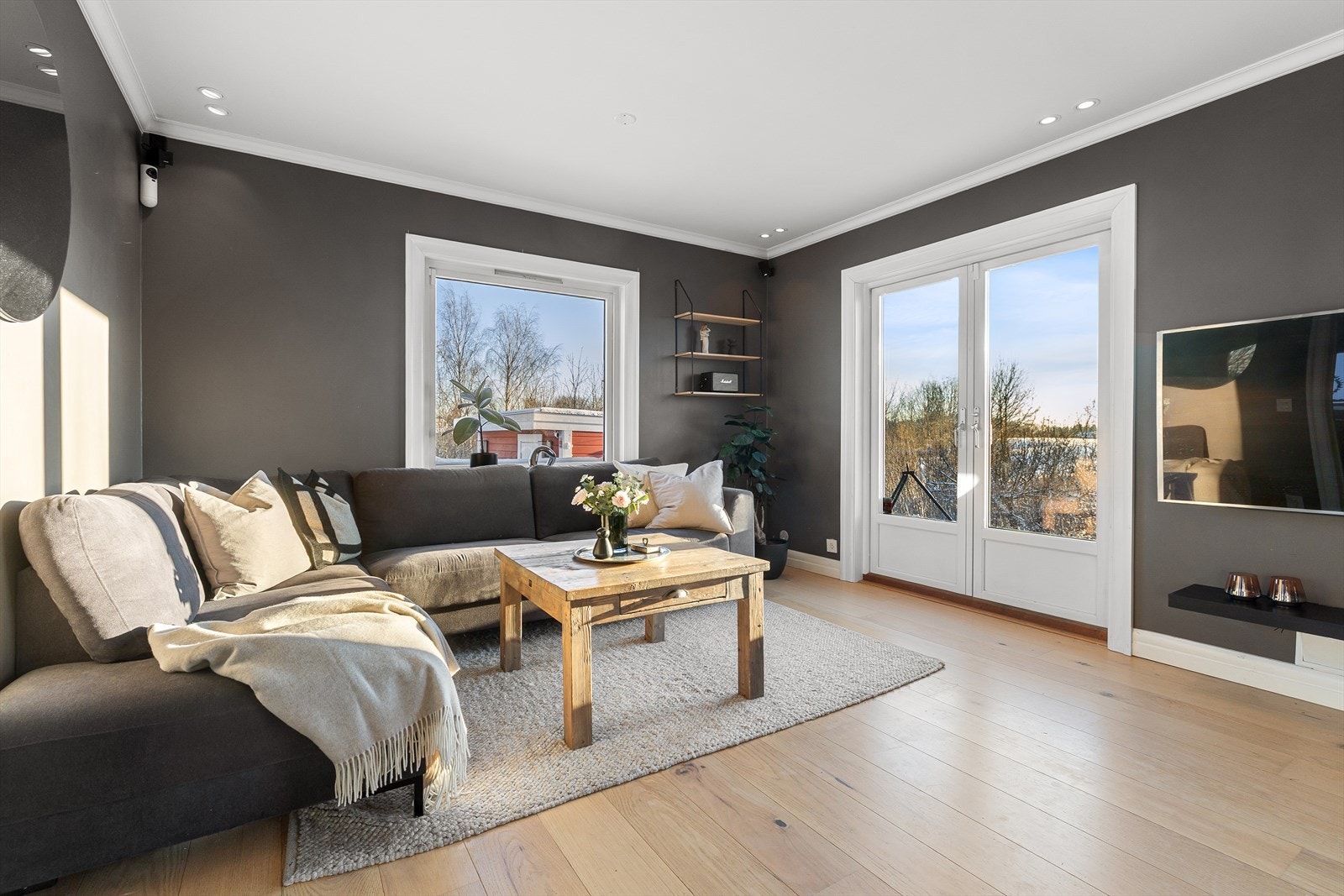 Stuen er i dag innredet med stor sofagruppe med tilhørende stuemøblement. Galleribilde