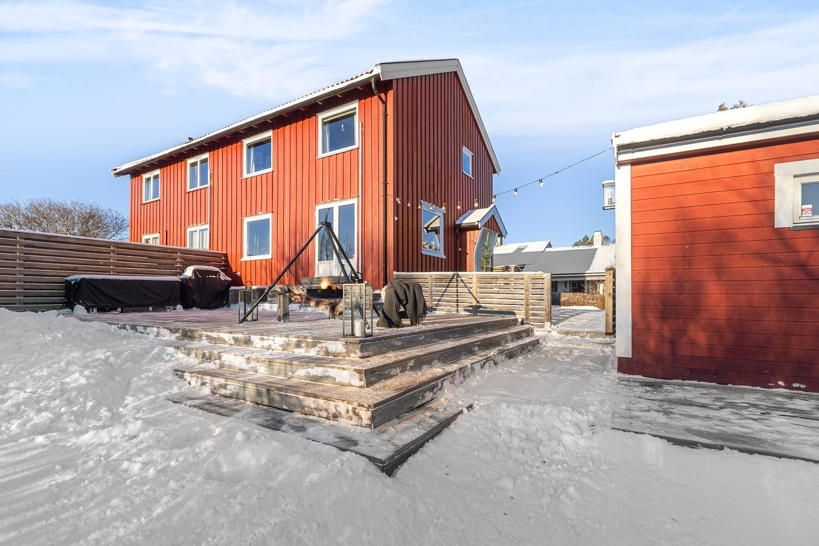 Her finner man en flott, innholdsrik tomannsbolig med stor hage og en gjennomgående god standard. Galleribilde