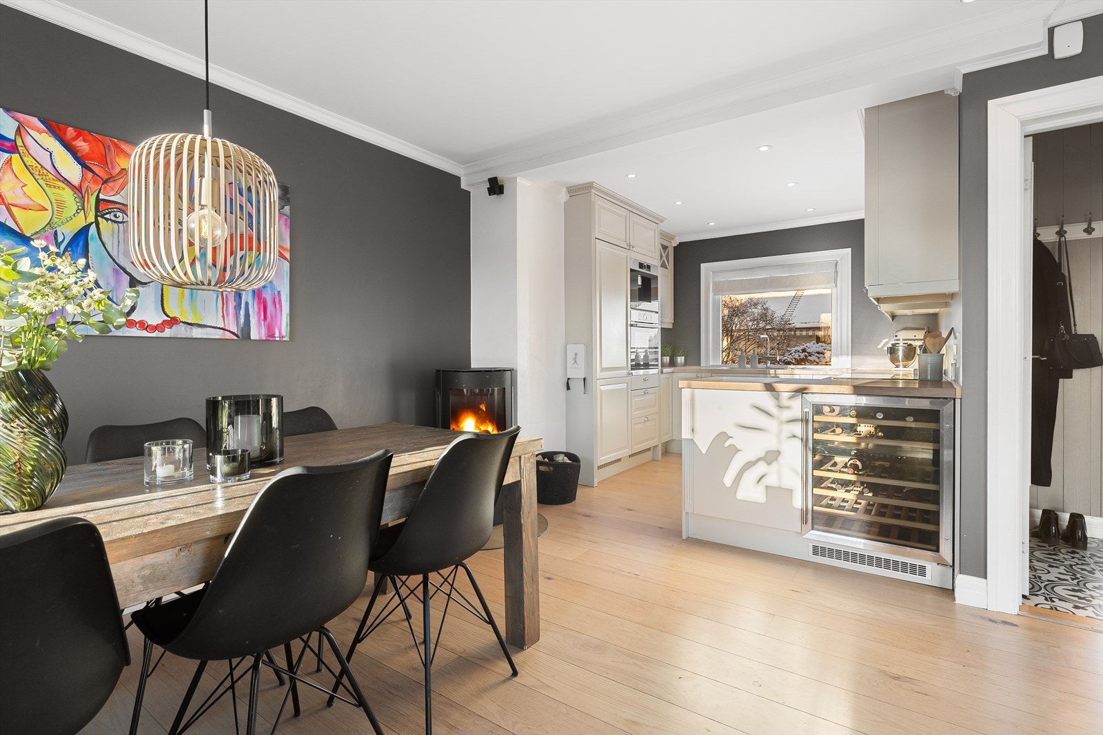 Lyst, klassisk og skjermet kjøkken fra 2016. Galleribilde