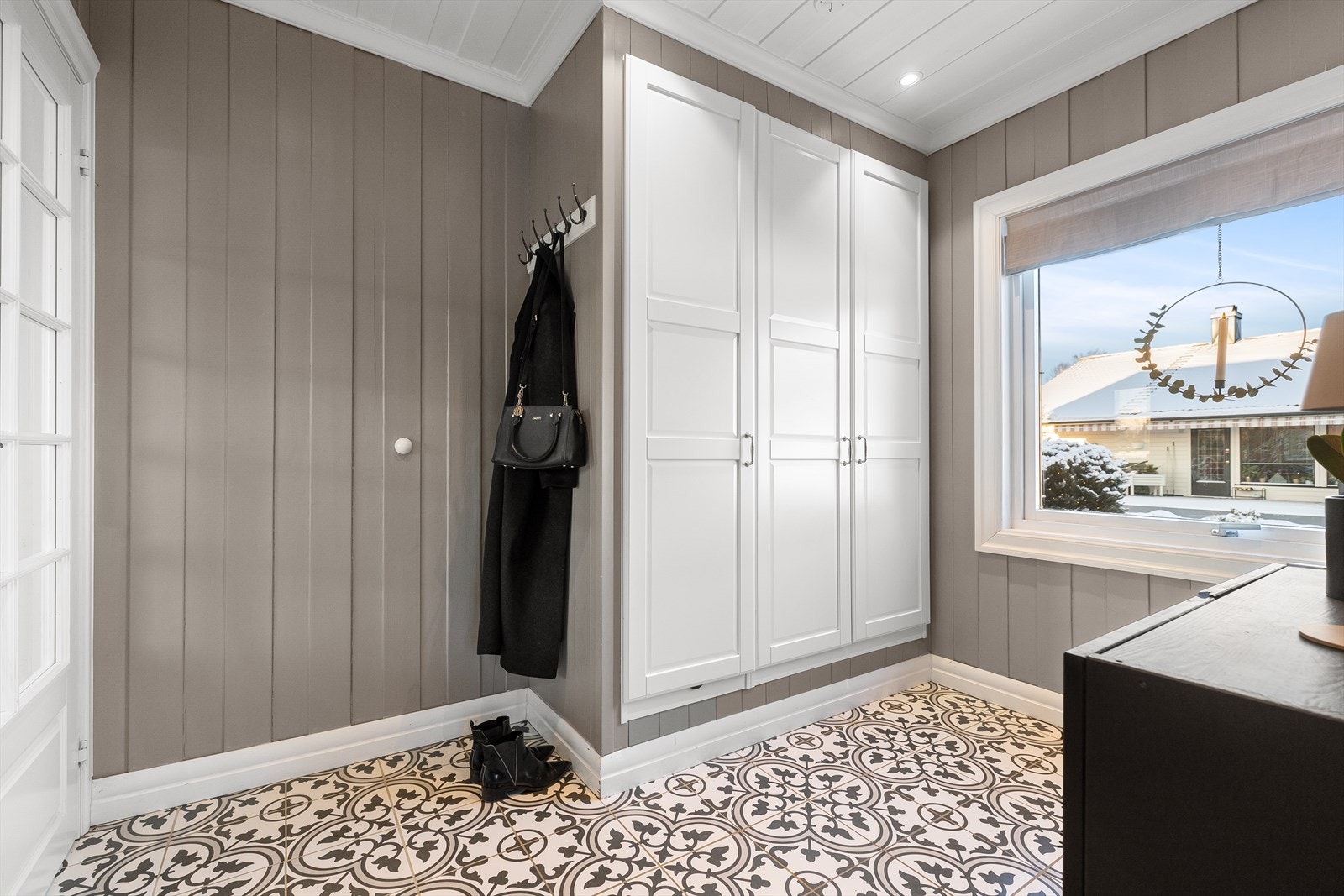 I gangen er det innredet med innebygd garderobeskap, i tillegg er det godt med plass til knagger og skohylle. Galleribilde