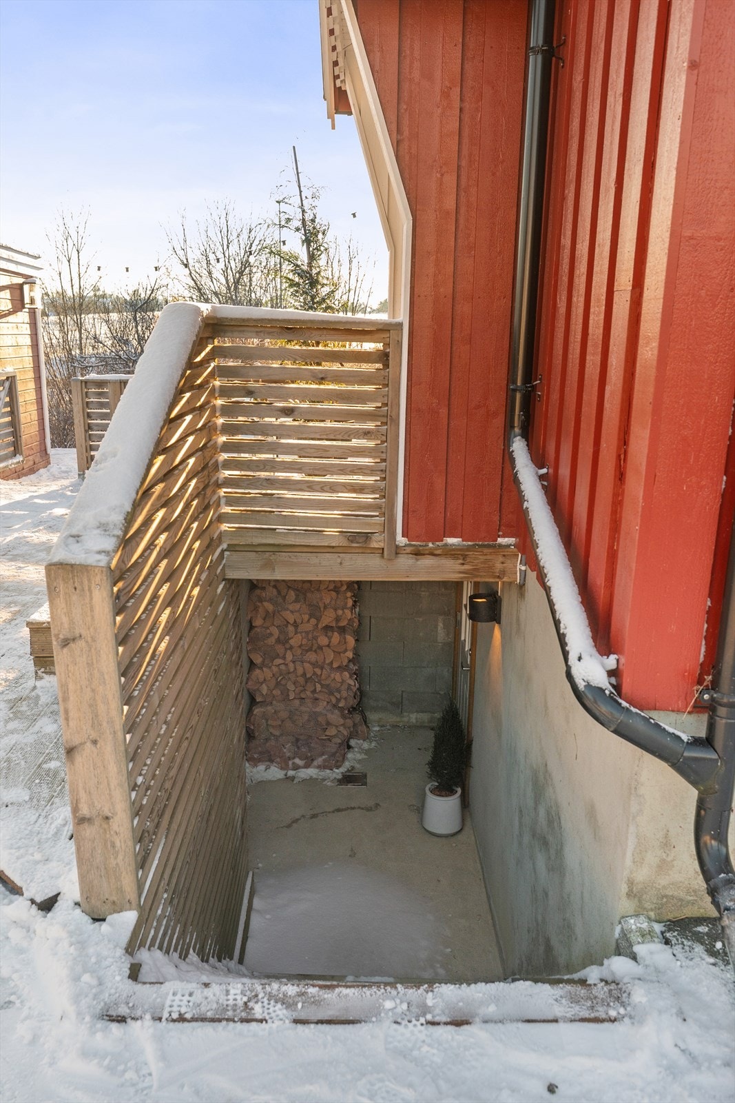 Egen inngang til hybel og fin lagringsplass for ved, ski, sykler eller annet under tak. Galleribilde