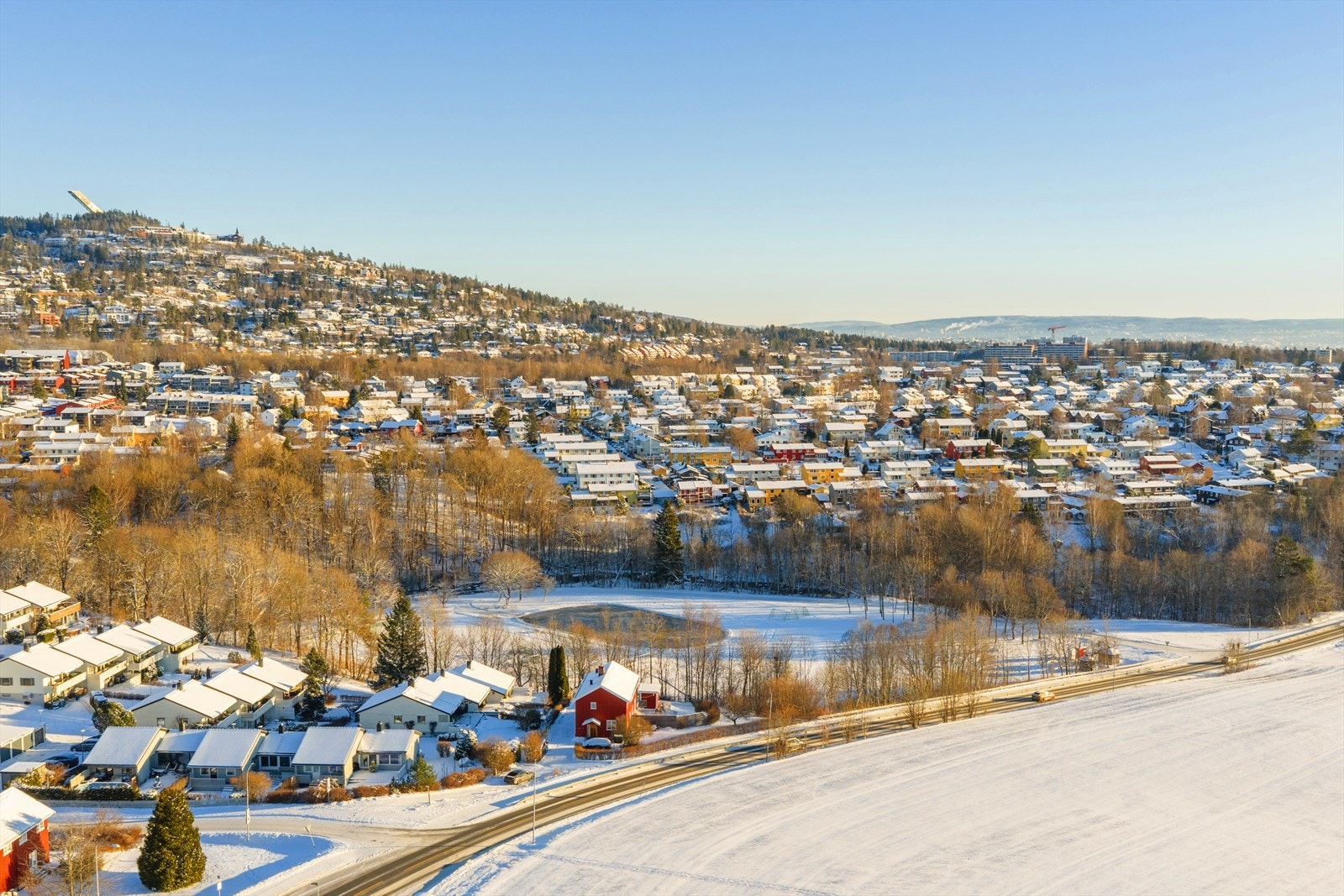 Dronebilde mot øst. Galleribilde