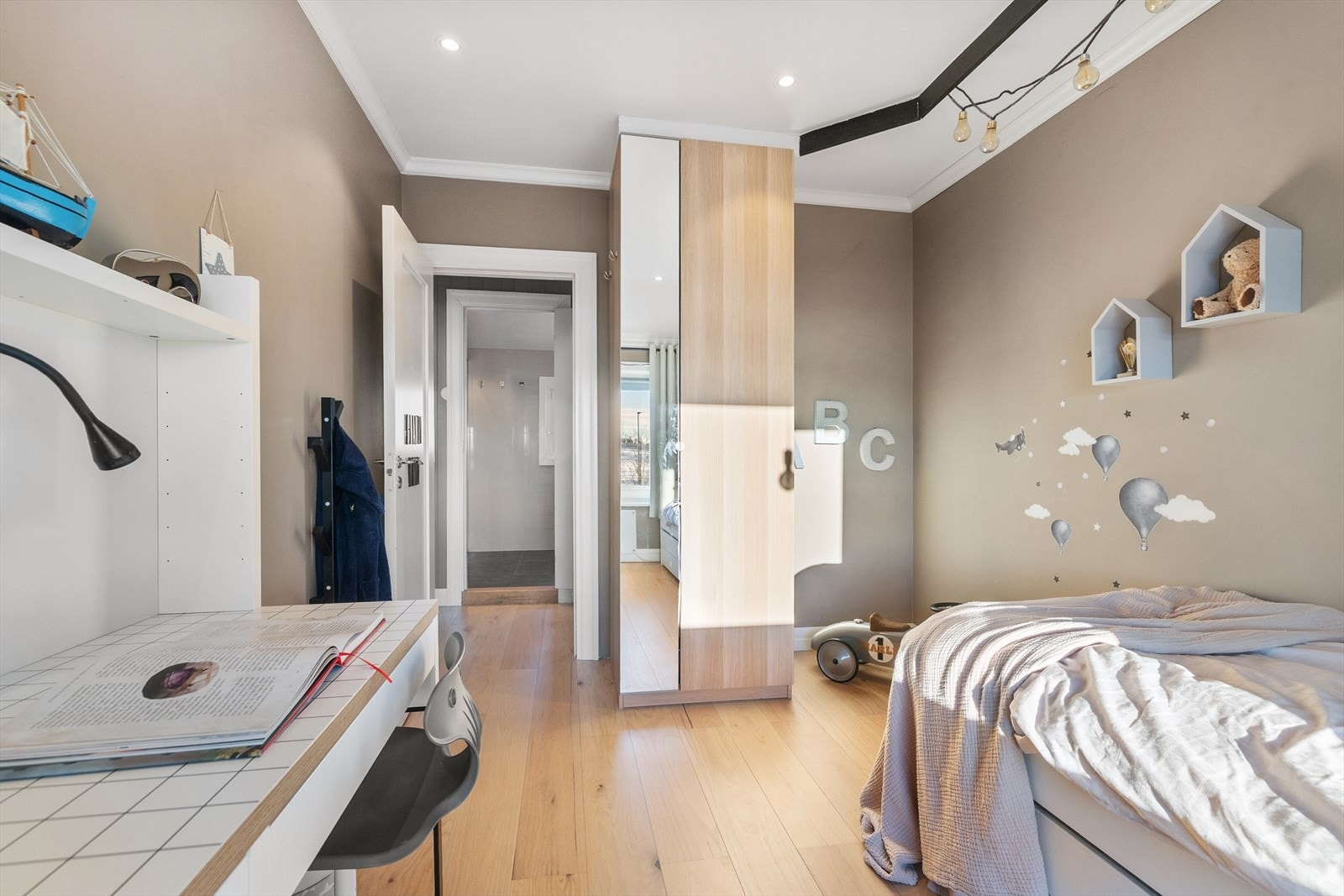 Soverom 3 har god plass til både seng, skrivepult og skap. Galleribilde