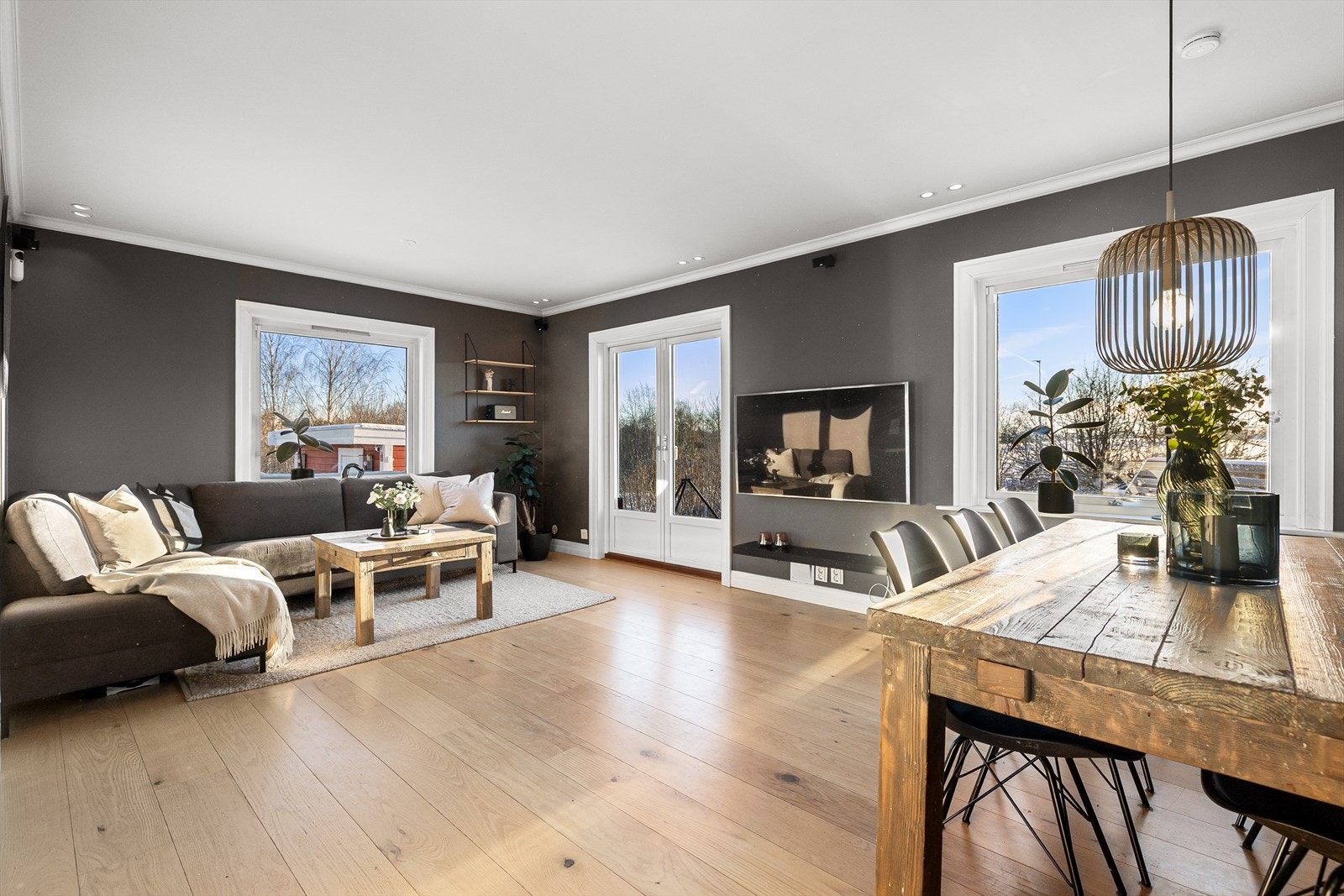 Rommet har store vindusflater med godt lysinnslipp fra flere himmelretninger. Åpent, frodig og fint utsyn over grøntområder. Galleribilde