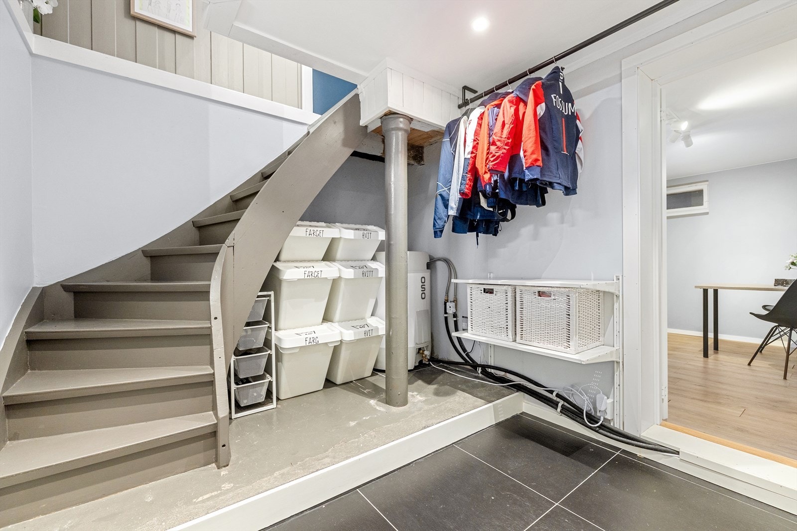 Underetasjen inneholder bod og bad/vaskerom. Egen hybeldel med kjøkken/stue, bad og soverom. Galleribilde