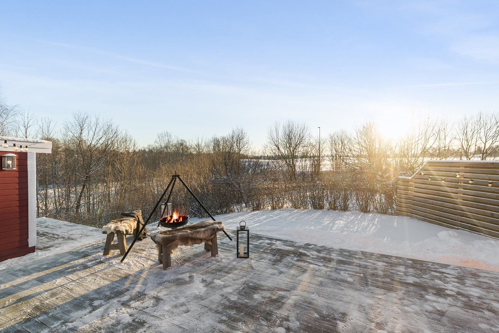 Terrassen og hagen er sydvendt og byr på sol fra morgen til kveld - perfekt for lange sommerdager. Galleribilde