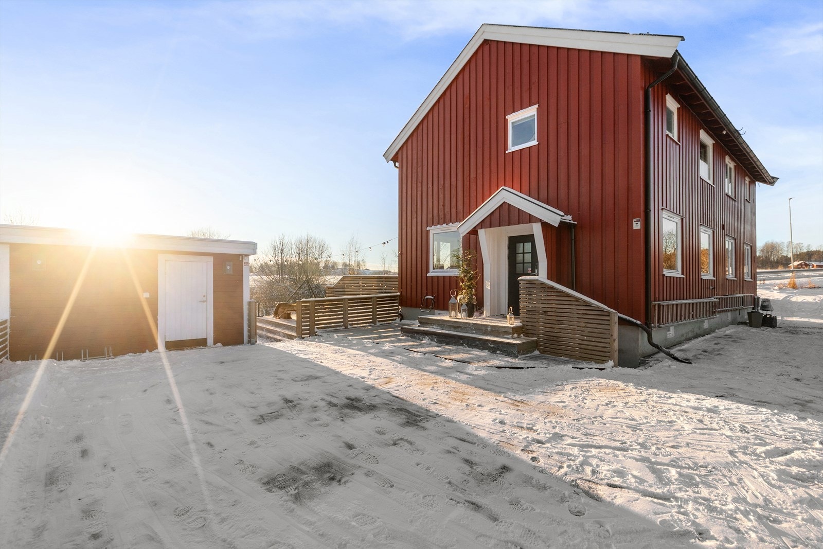 Pent asfaltert og opparbeidet gårdsplass, med flere biloppstillingsplasser. Galleribilde