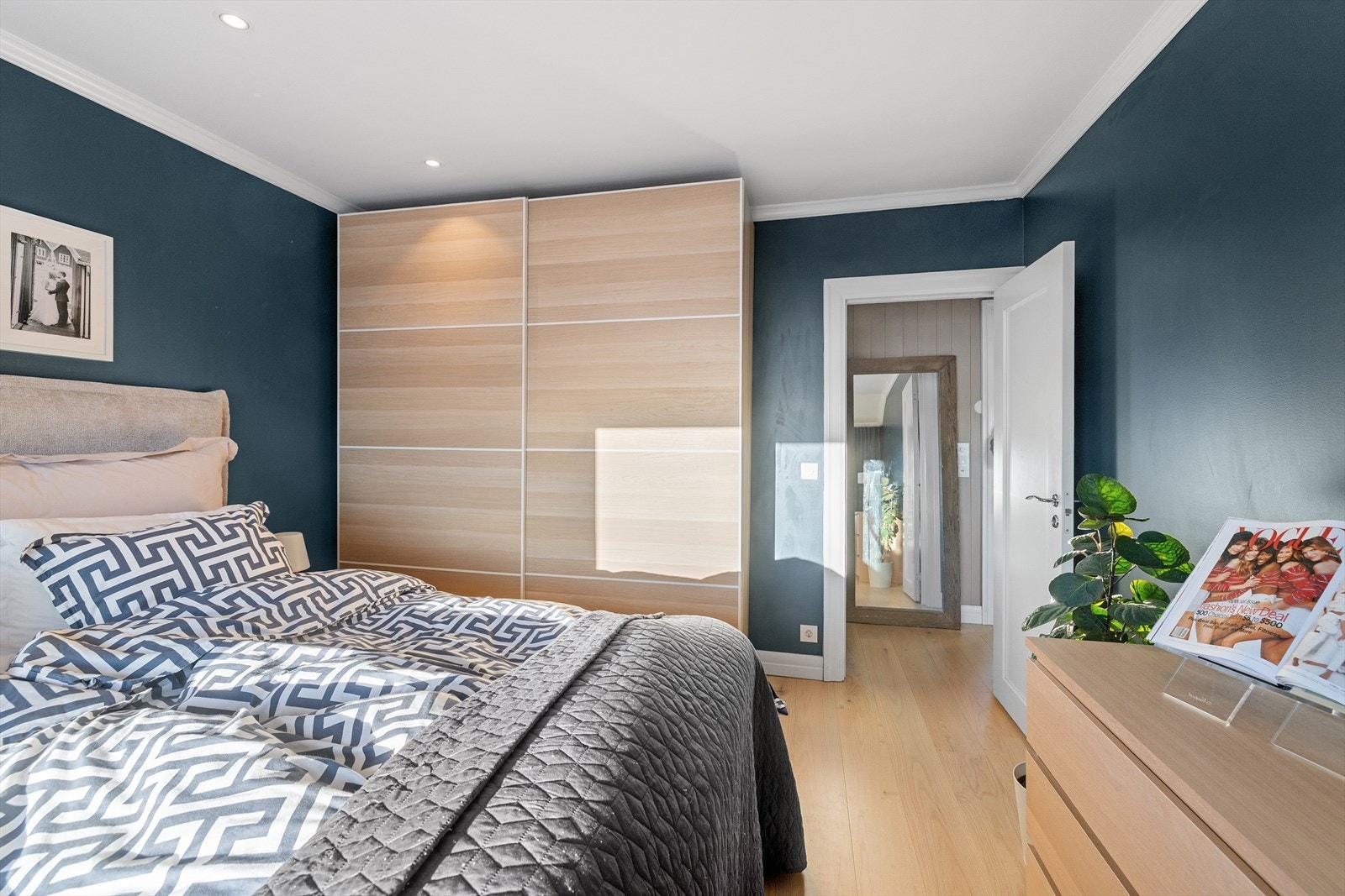 Godt med lagringsplass i skyvedørsgarderobe. Galleribilde