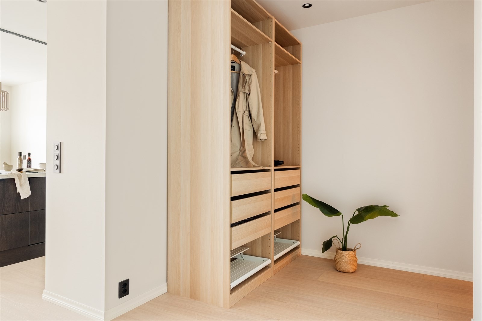 Romslig gang med gode oppbevaringsmuligheter. Galleribilde