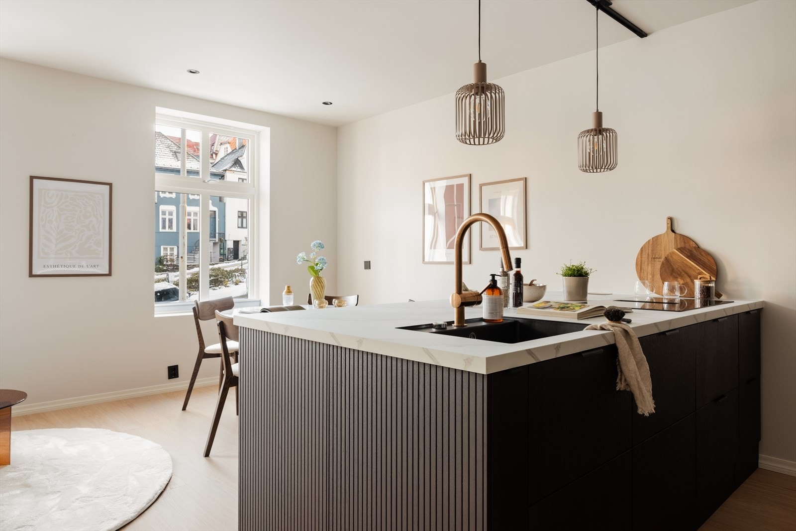 Sosial og funksjonell kjøkkenøy med integrert vask og benkeplate laget i slitesterk laminat. Galleribilde