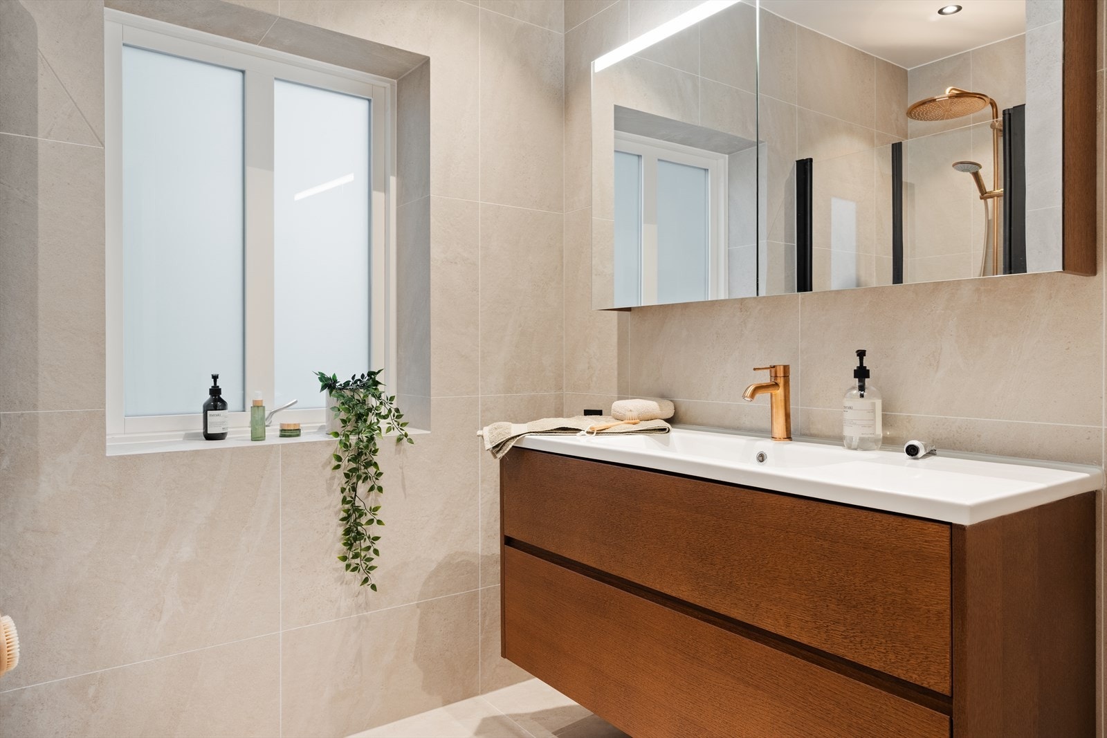 Helfliset og nyoppusset bad fra 2025, utstyrt med varmekabler i gulvet for ekstra komfort. Galleribilde