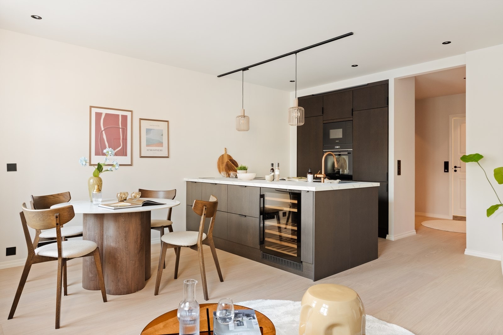 Sosialt kjøkken som inviterer til hyggelige måltider Galleribilde