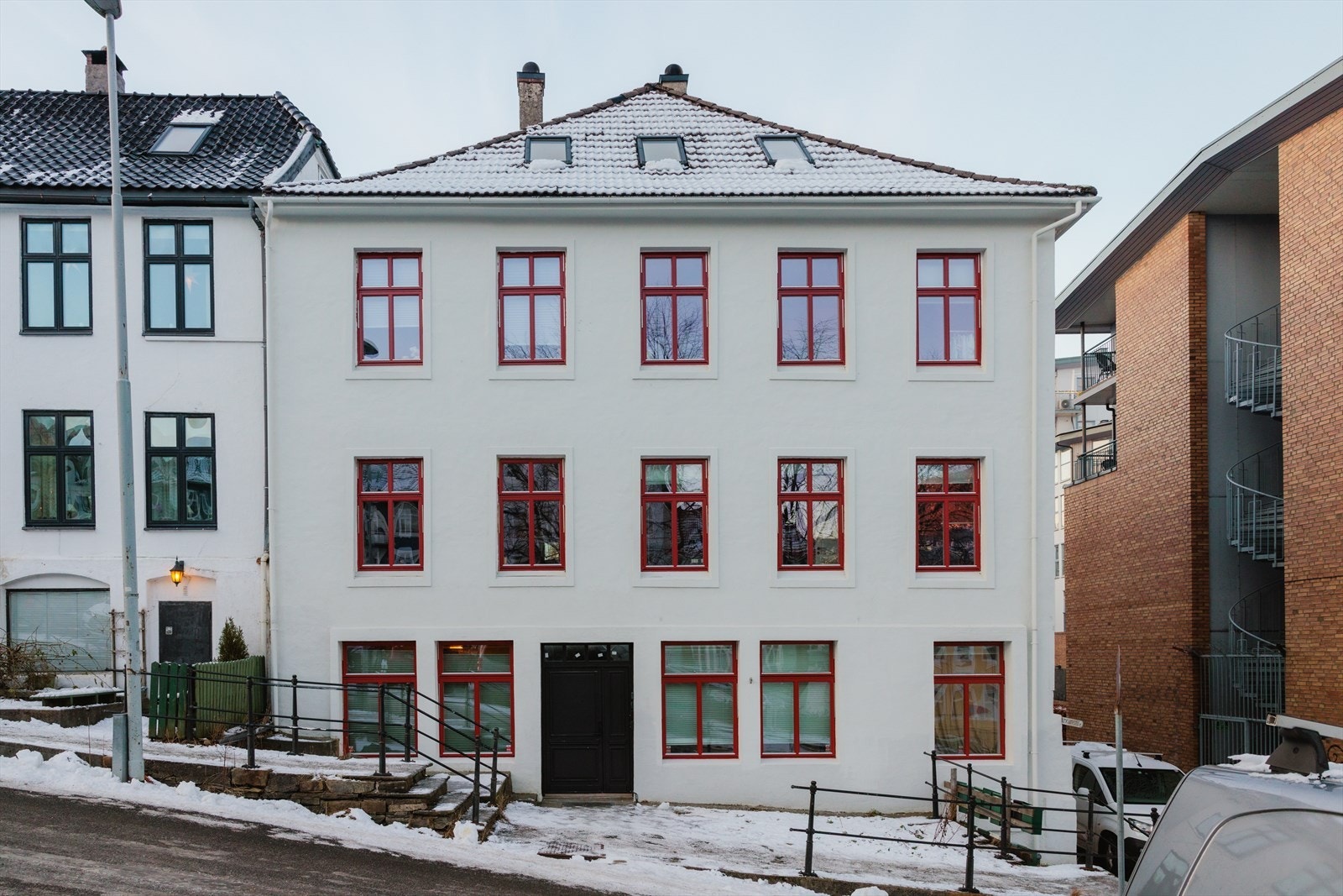 Dette er en helt ny bygårdsleilighet med høy kvalitet og særegenhet. Leiligheten ble totaloppusset i 2025, hvor det nøye ble valgt materialer av øverste hylle, samtidig som den klassiske stilen er ivaretatt. Galleribilde