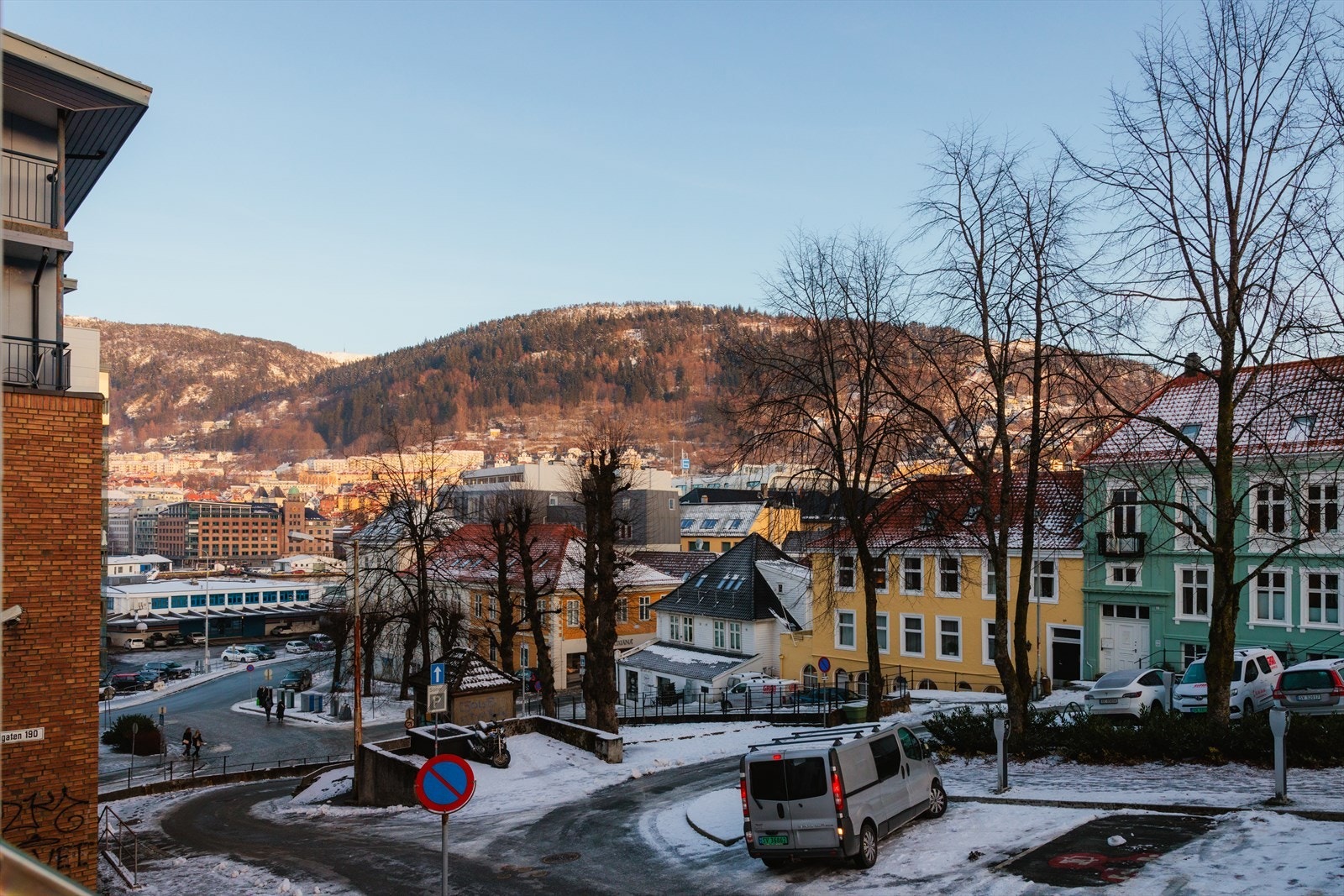 Her bor du kun ca. 5 minutters gange fra Bergen sentrum og byens pulserende byliv, samtidig som området byr på sjarm og rolige omgivelser - en ideell kombinasjon for deg som ønsker å bo både sentralt og hyggelig. Galleribilde
