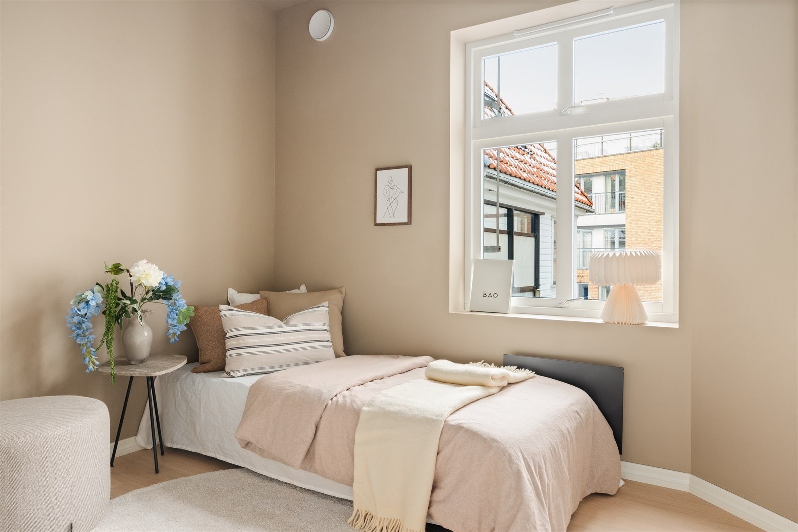 Lyst og trivelig soverom med fint lysinnslipp. Galleribilde