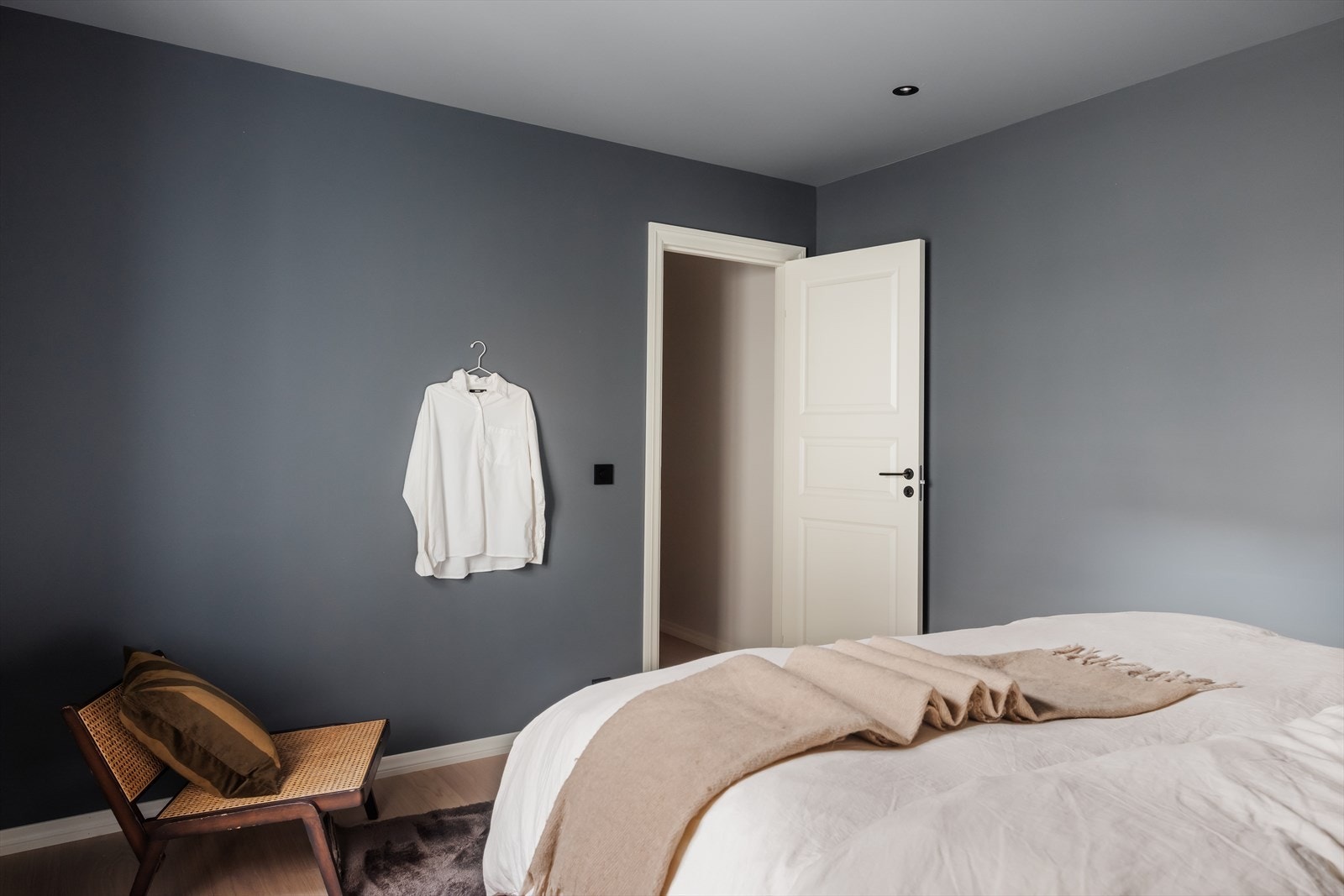 Behagelig belysning med spotter i taket. Galleribilde