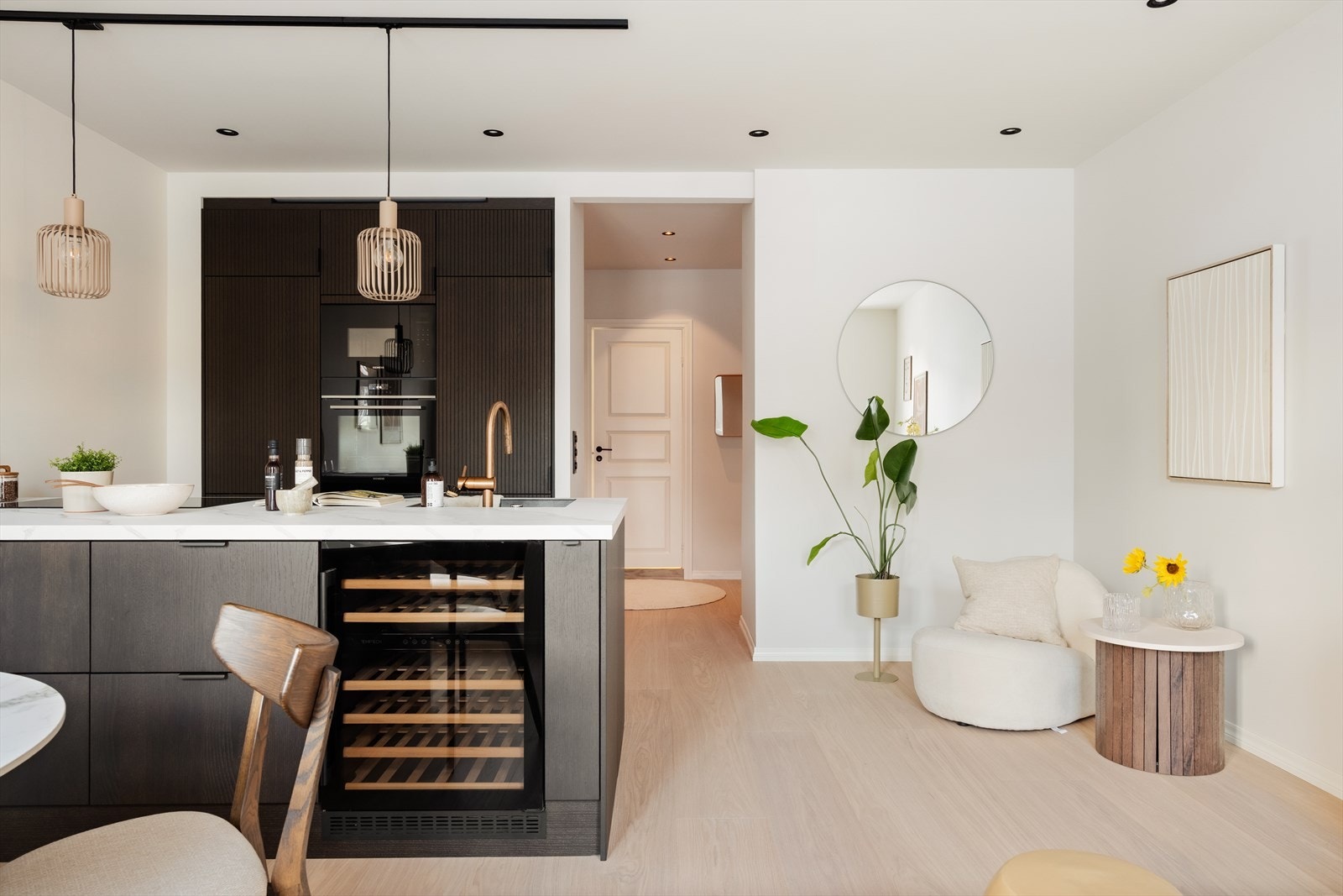 Boligen har en moderne Epoq-kjøkkeninnredning fra 2025 med glatte fronter og stilrene, gjennomførte detaljer. Galleribilde