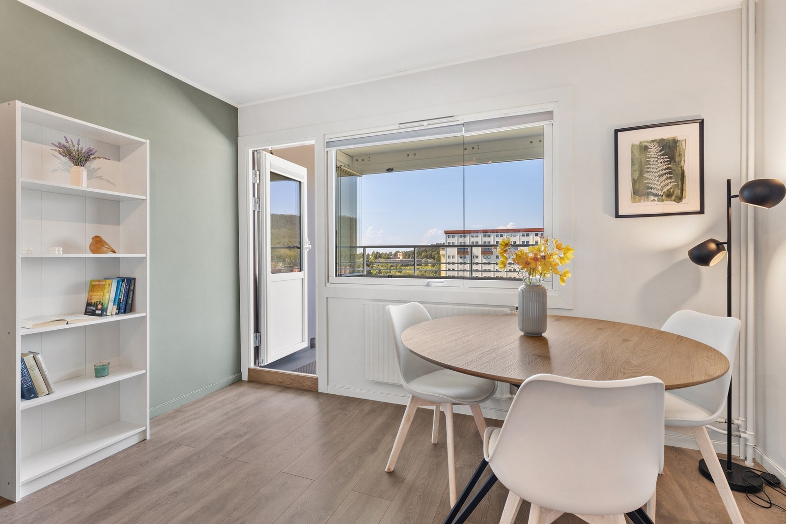 Fra både stuen og kjøkkenet er det adkomst til en av to vestvendte balkonger på ca. 8 kvm. Galleribilde