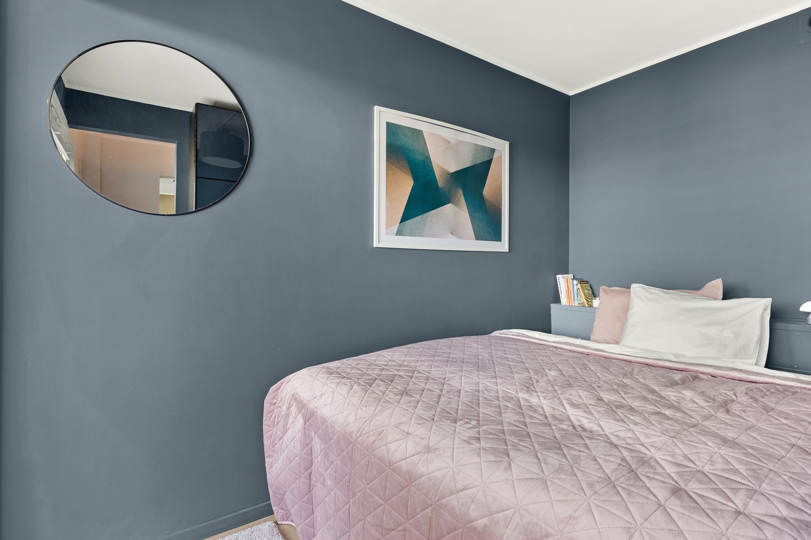 Alkoven ligger skjermet bak lettvegg med kjøkkeninnredning på andre siden. Galleribilde