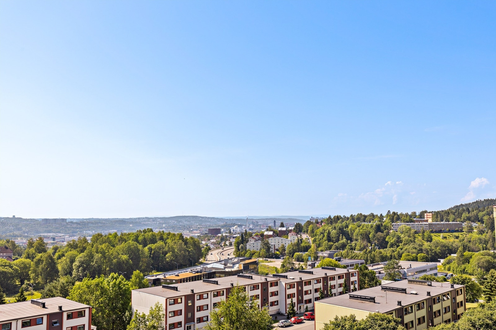 Boligen har utmerket tilgang til offentlig kommunikasjon. Nærmeste T-banestasjon er Kalbakken, som ligger kun en kort gåtur unna, og herfra kan du enkelt ta linjene 4 og 5. Kort vei til Kalbakken senter med daglighandel, Sats, apotek og div. servicetilbud Galleribilde