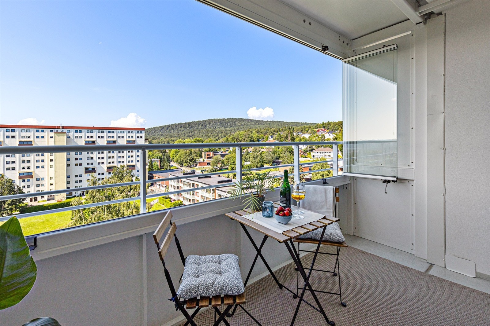 Leilighetens andre balkong har adkomst via kjøkkenet. Galleribilde