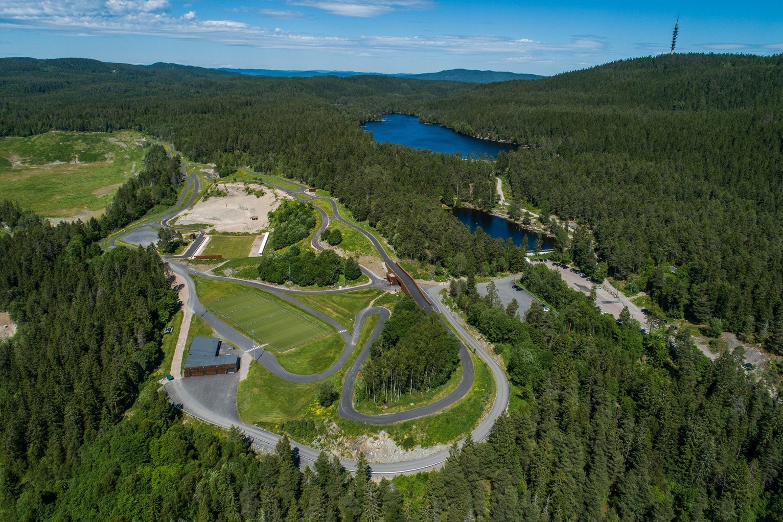 Lillomarka er kort avstand fra leiligheten, og her er det flotte turmuligheter både på sommer -og vinterstid. Galleribilde