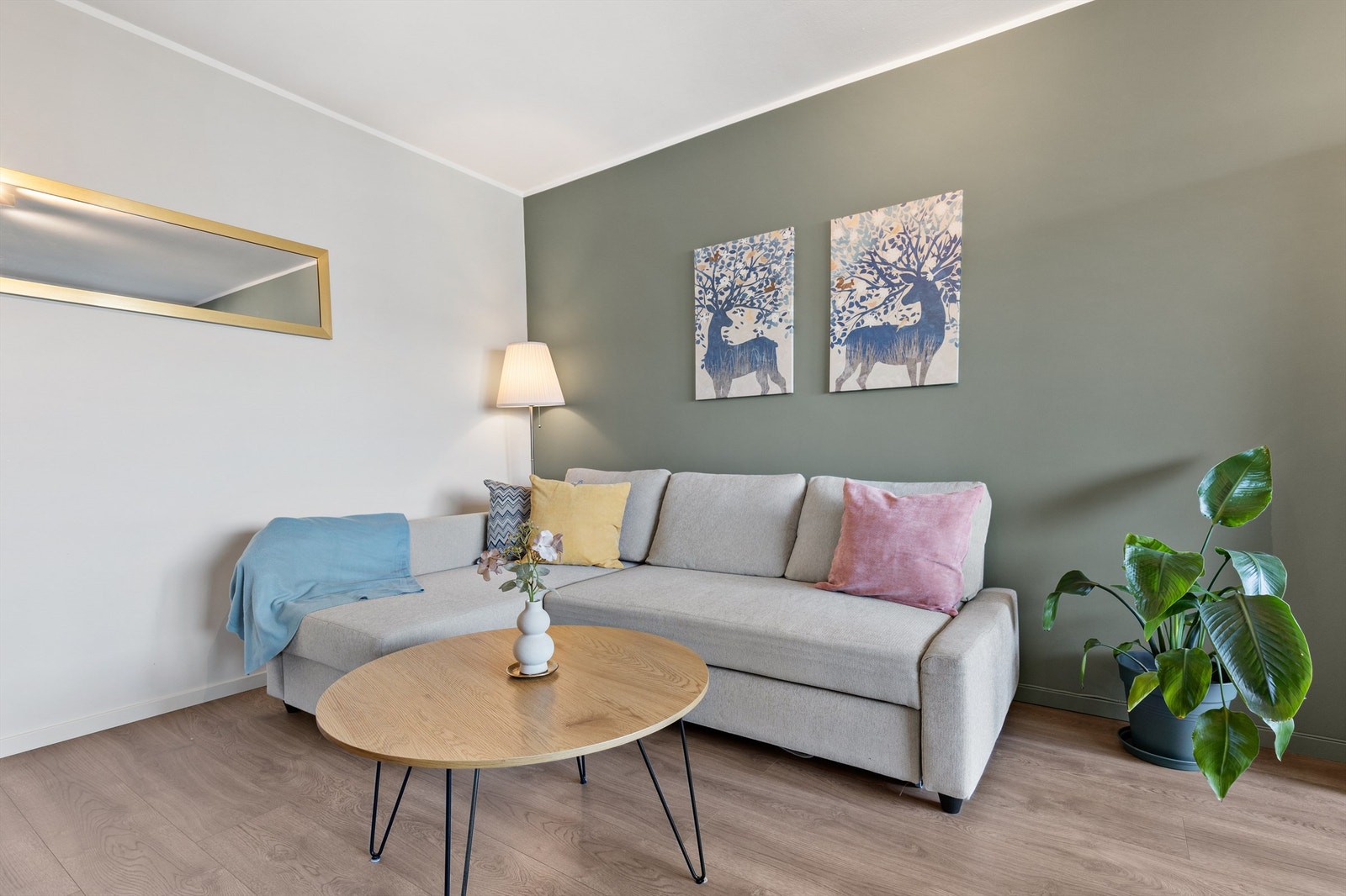 Store vindusflater bidrar til rikelig med lysinnslipp og skaper en luftig og behagelig atmosfære. Galleribilde