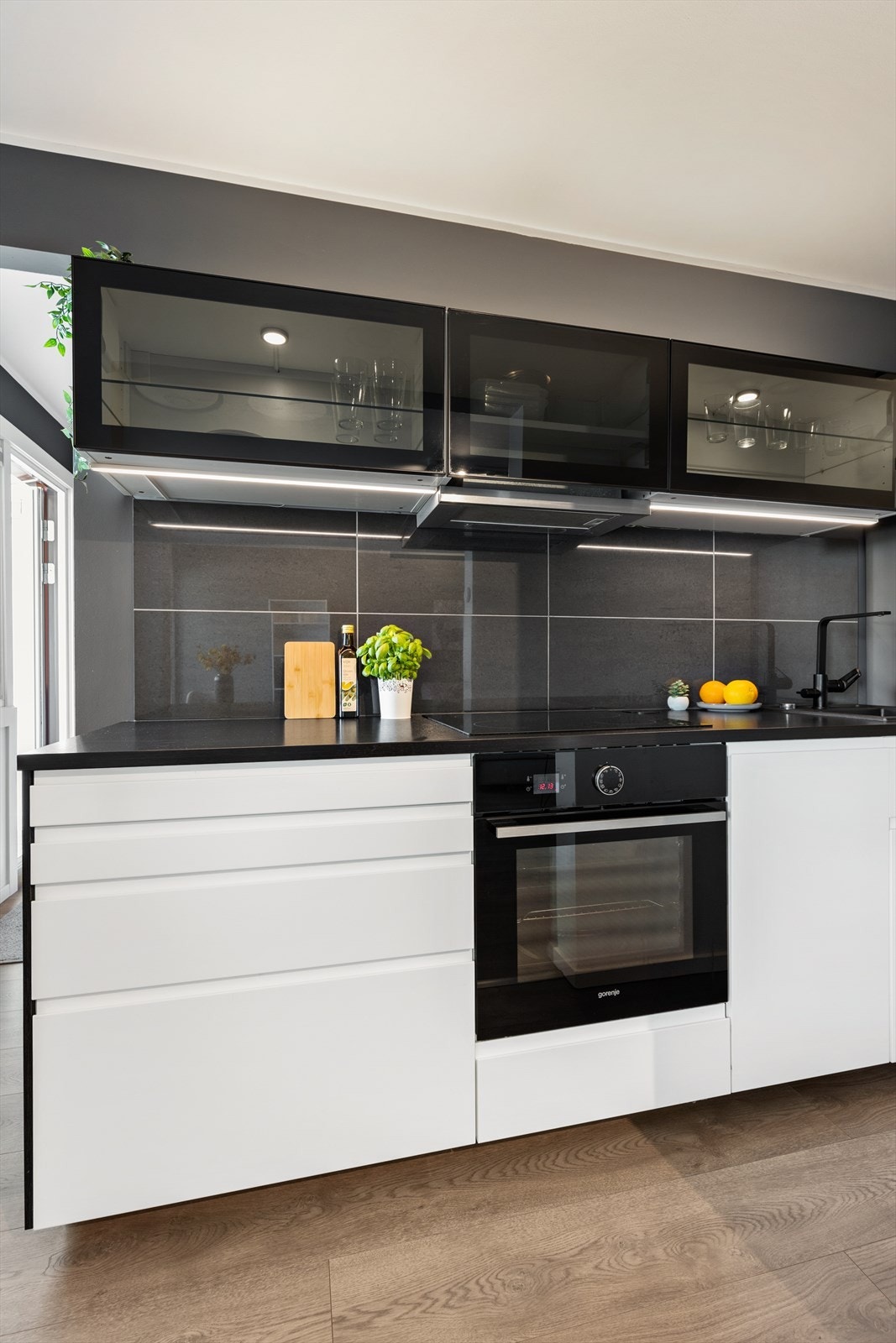 Leiligheten har en åpen stue/-kjøkken løsning. Her kan du diske opp lekre middagsretter samtidig som gjestene underholdes. Galleribilde