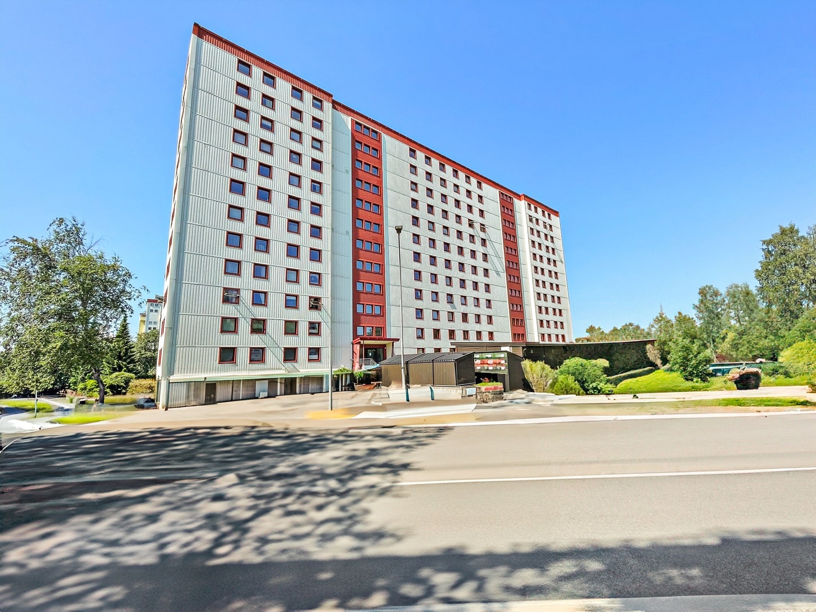 Veldrevet borettslaget med varmtvann (a-konto), fyring, internett og tv inkl. i felleskostnadene. Galleribilde