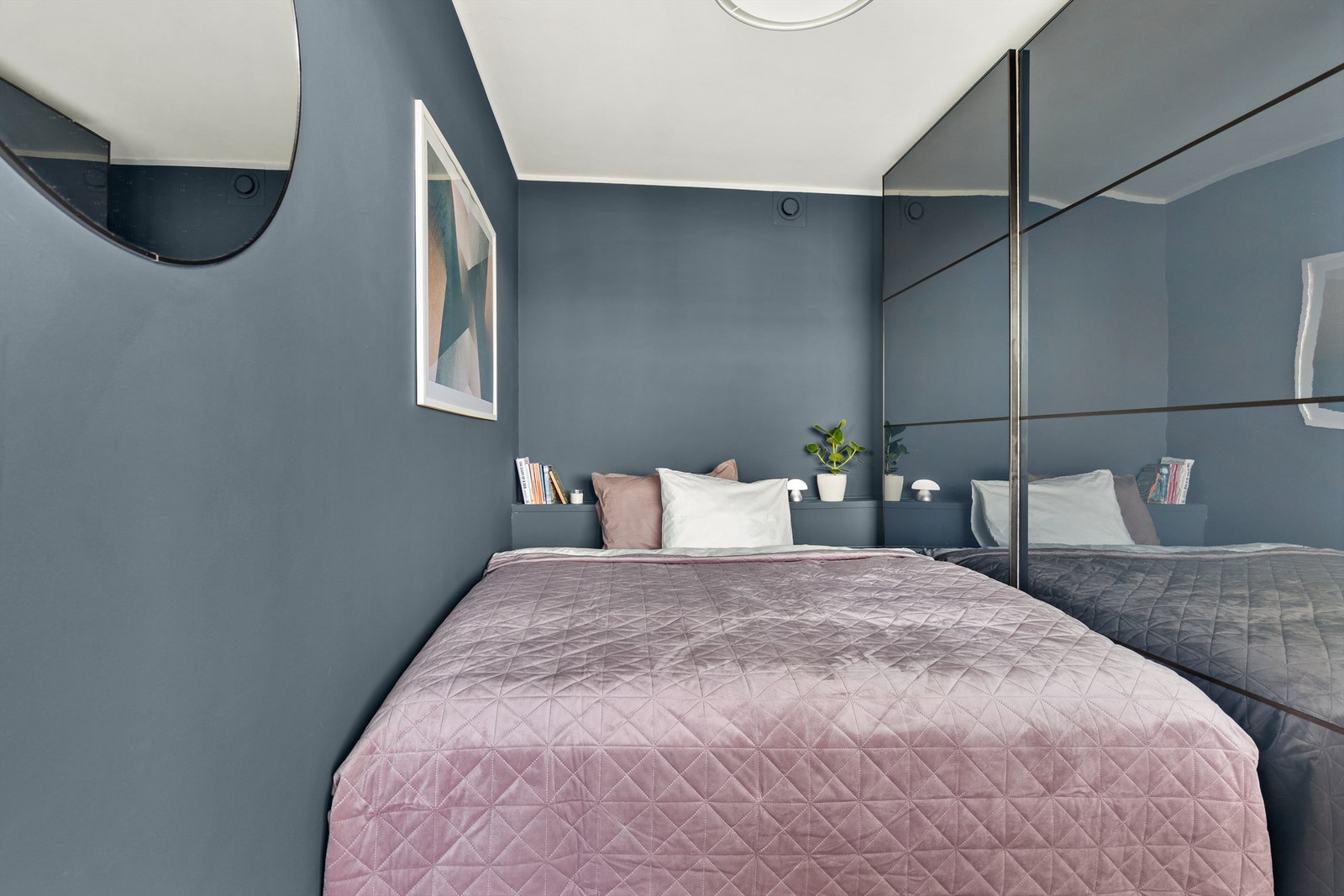 Leiligheten har en smart og diskrét sovealkove med god plass for dobbeltseng. Galleribilde