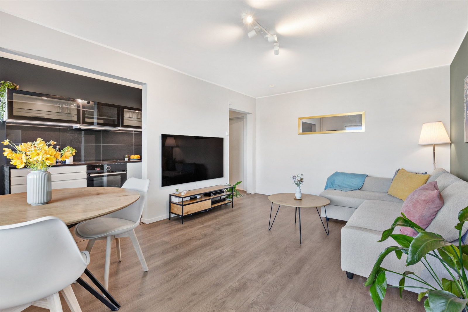 Størrelsen på stuen og planløsningen sørger for en fin og naturlig plass å innrede med spisebord. Her kan du invitere over venner og familie på hyggelige sammenkomster! Galleribilde