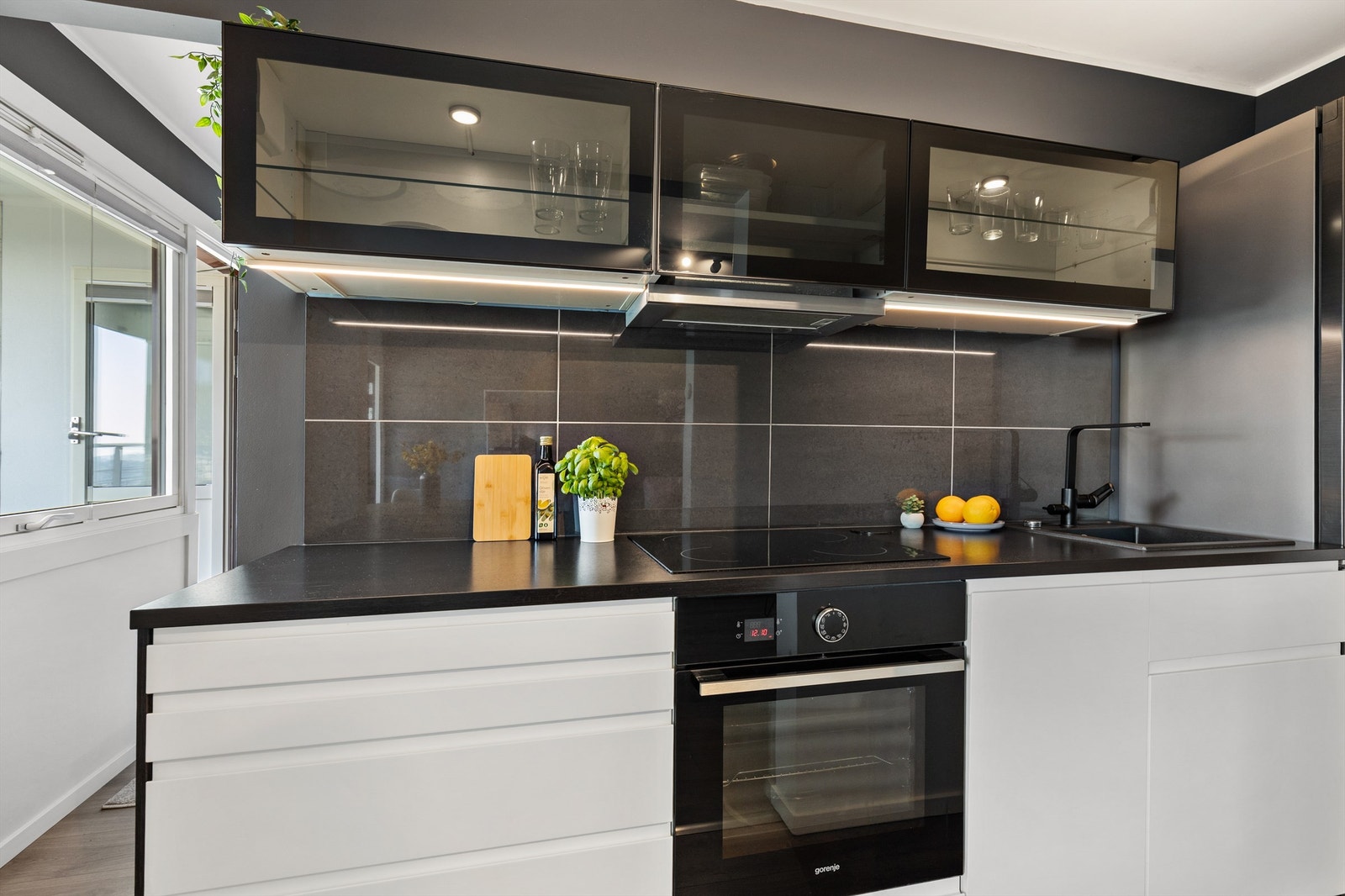 Hvitevarene på kjøkkenet er sømløst integrert i innredningen og består av stekeovn, platetopp, oppvaskmaskin og kjøl-/fryseskap. Det er tilkoblet kullfilter ventilator over kokeplass Galleribilde