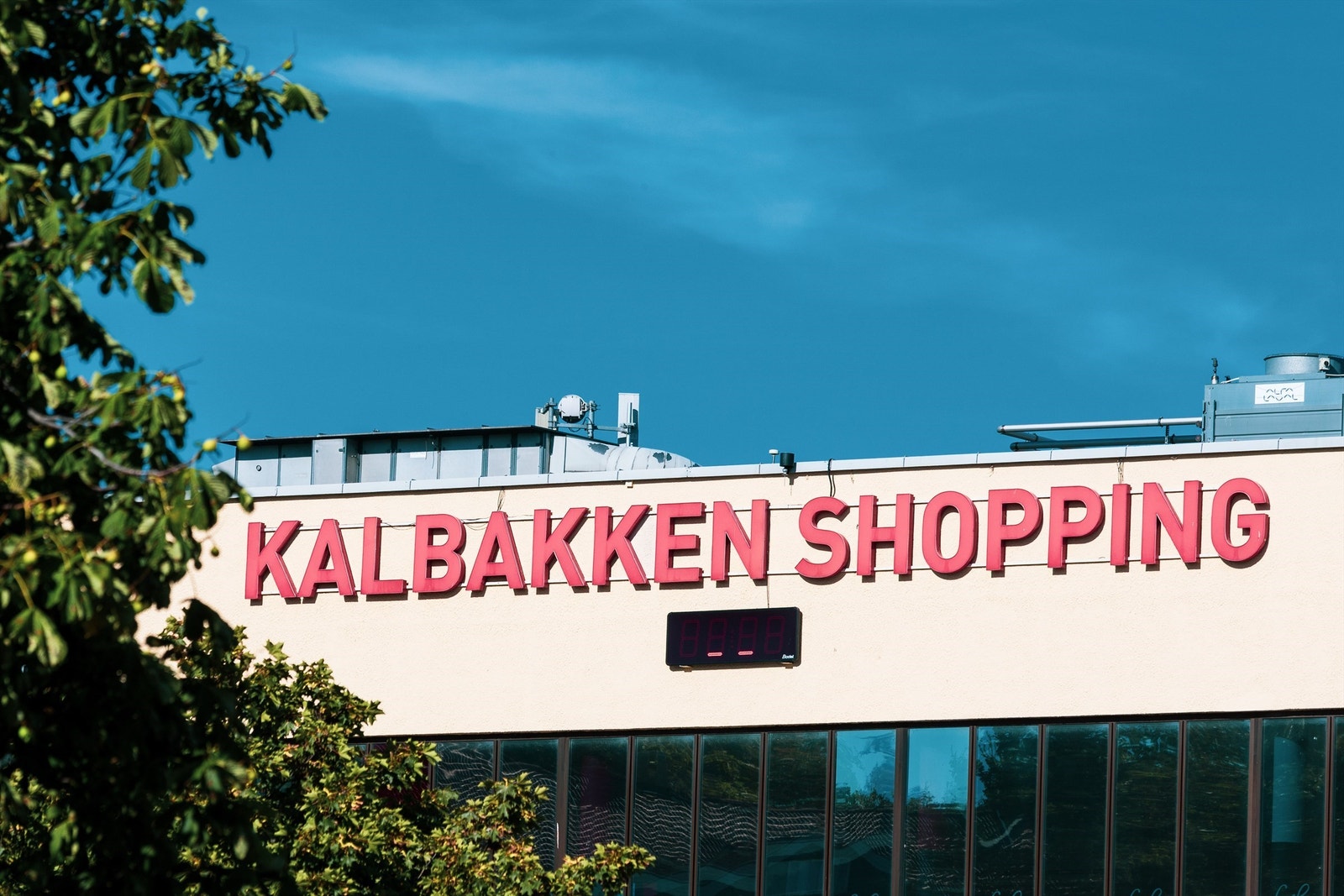 For et bredere utvalg av varer og tjenester er Kalbakken senter kort avstand unna boligen, med blant annet apotek og legesenter. Galleribilde