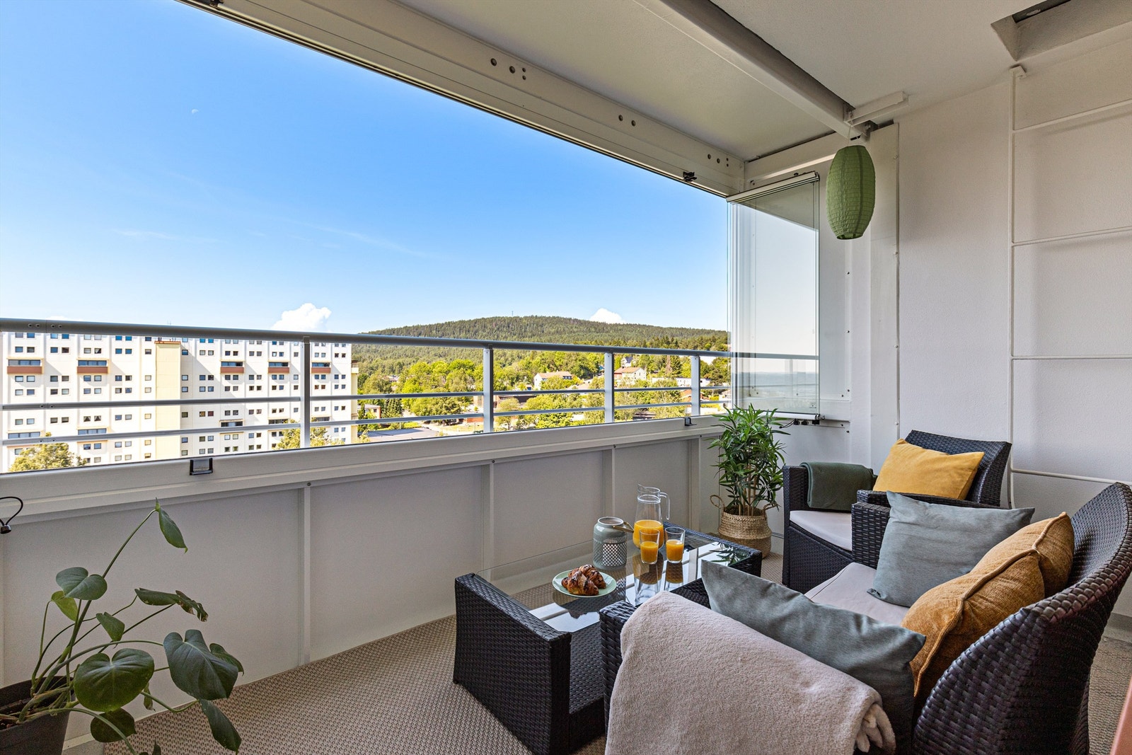 Her er det god plass til å møblere med ønsket utemøblement. Balkongen er innglasset, noe som forlenger bruken til større deler av året. Galleribilde